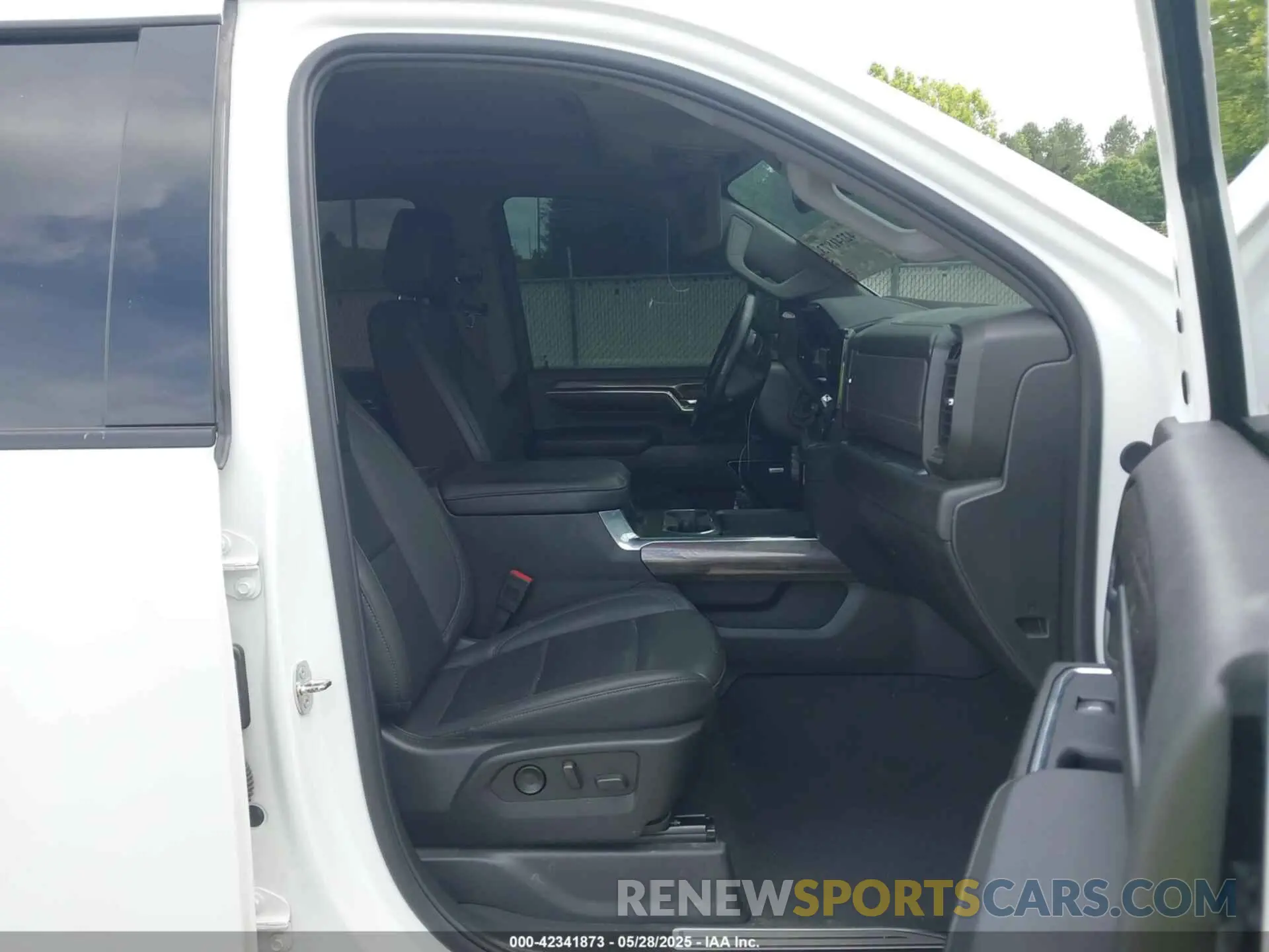 6 Photograph of a damaged car 2GC4YPEY2R1202096 CHEVROLET SILVERADO 2500HD 2024