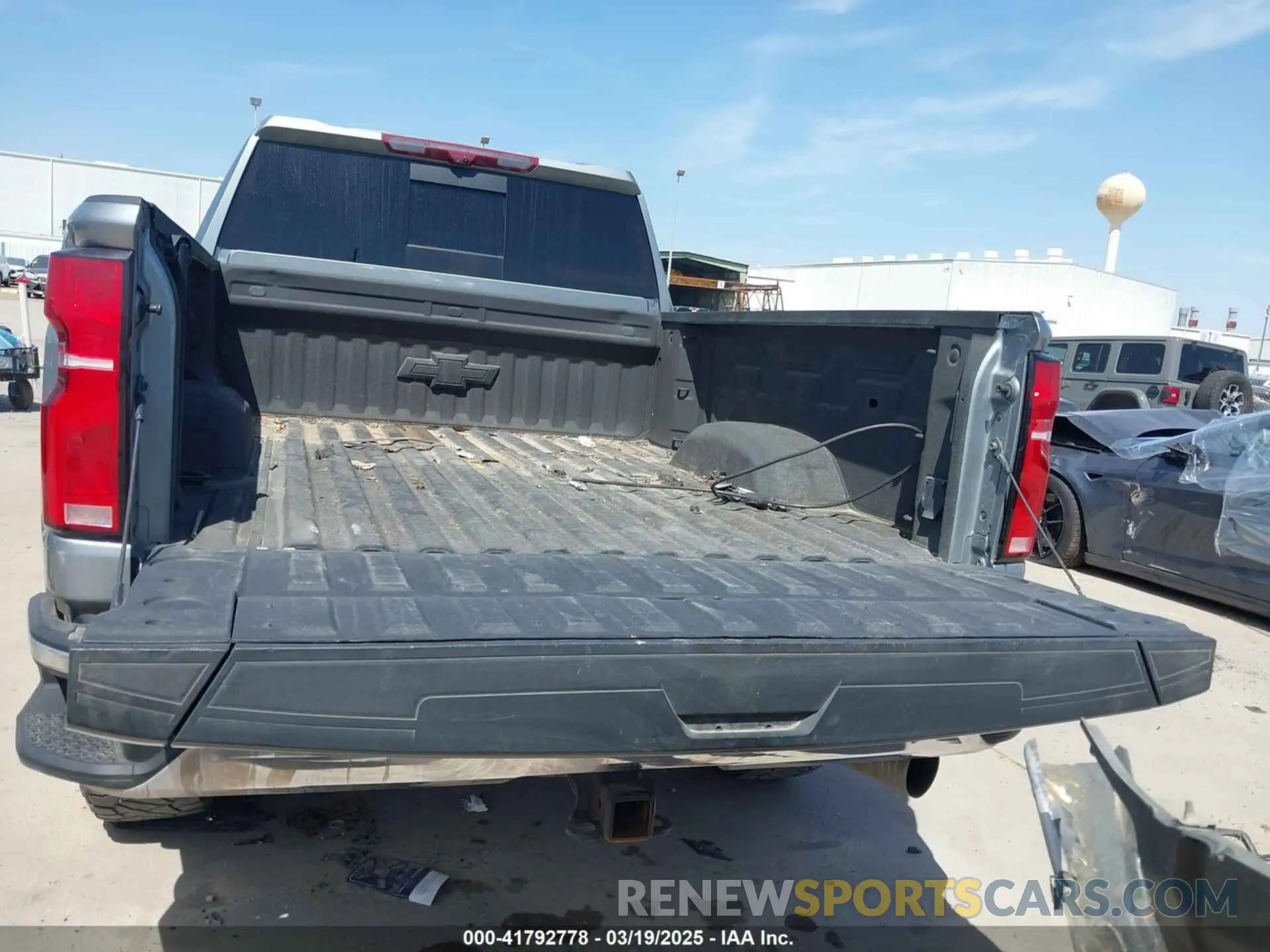 17 Photograph of a damaged car 2GC4YPEY5R1107368 CHEVROLET SILVERADO 2500HD 2024