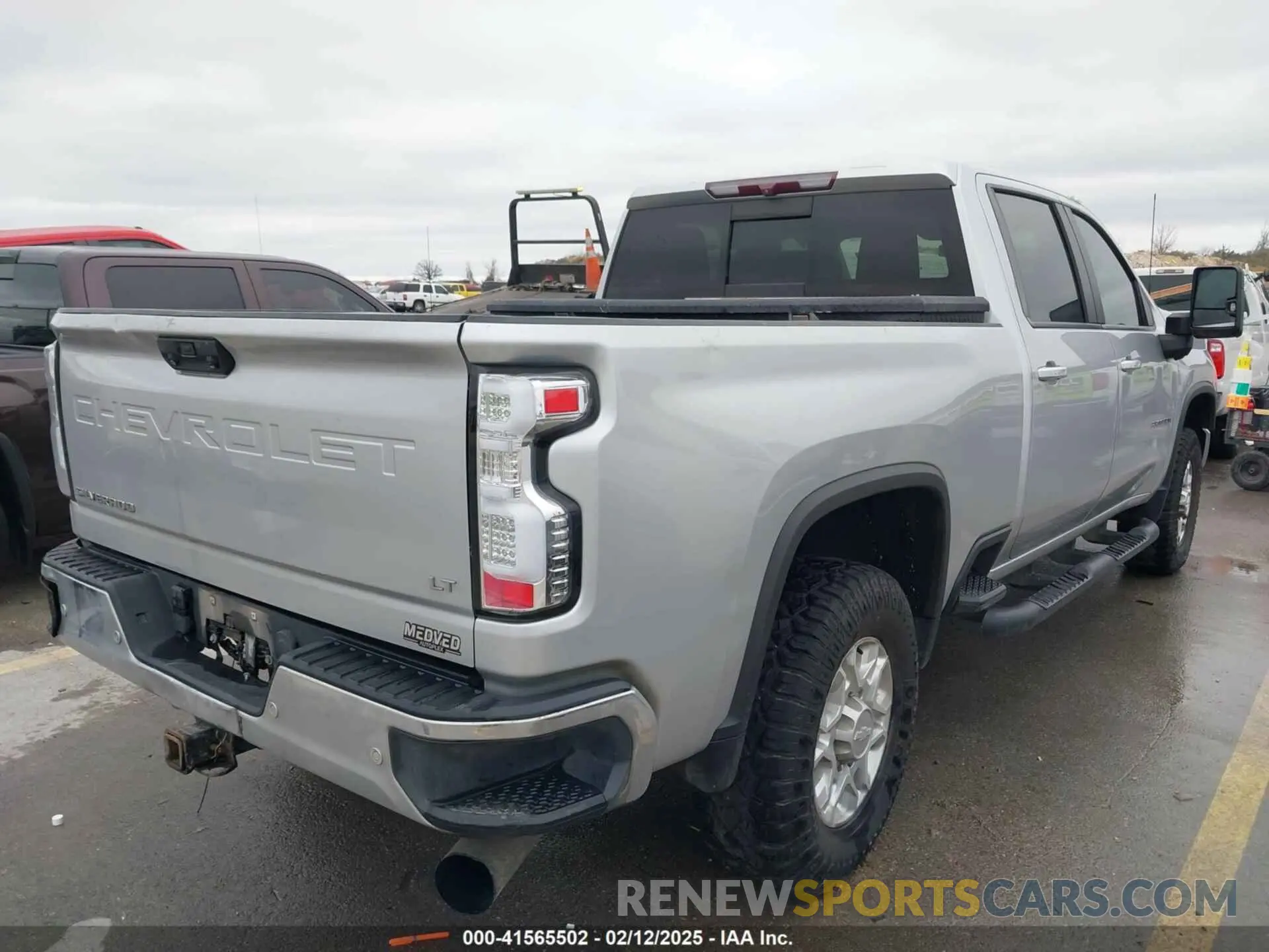 4 Photograph of a damaged car 1GC4YTEYXLF346360 CHEVROLET SILVERADO 3500HD 2020