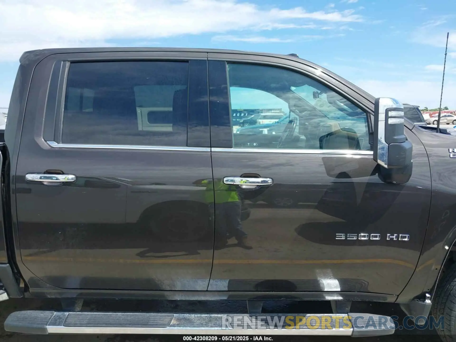 13 Photograph of a damaged car 1GC4YVEY1LF295648 CHEVROLET SILVERADO 3500HD 2020