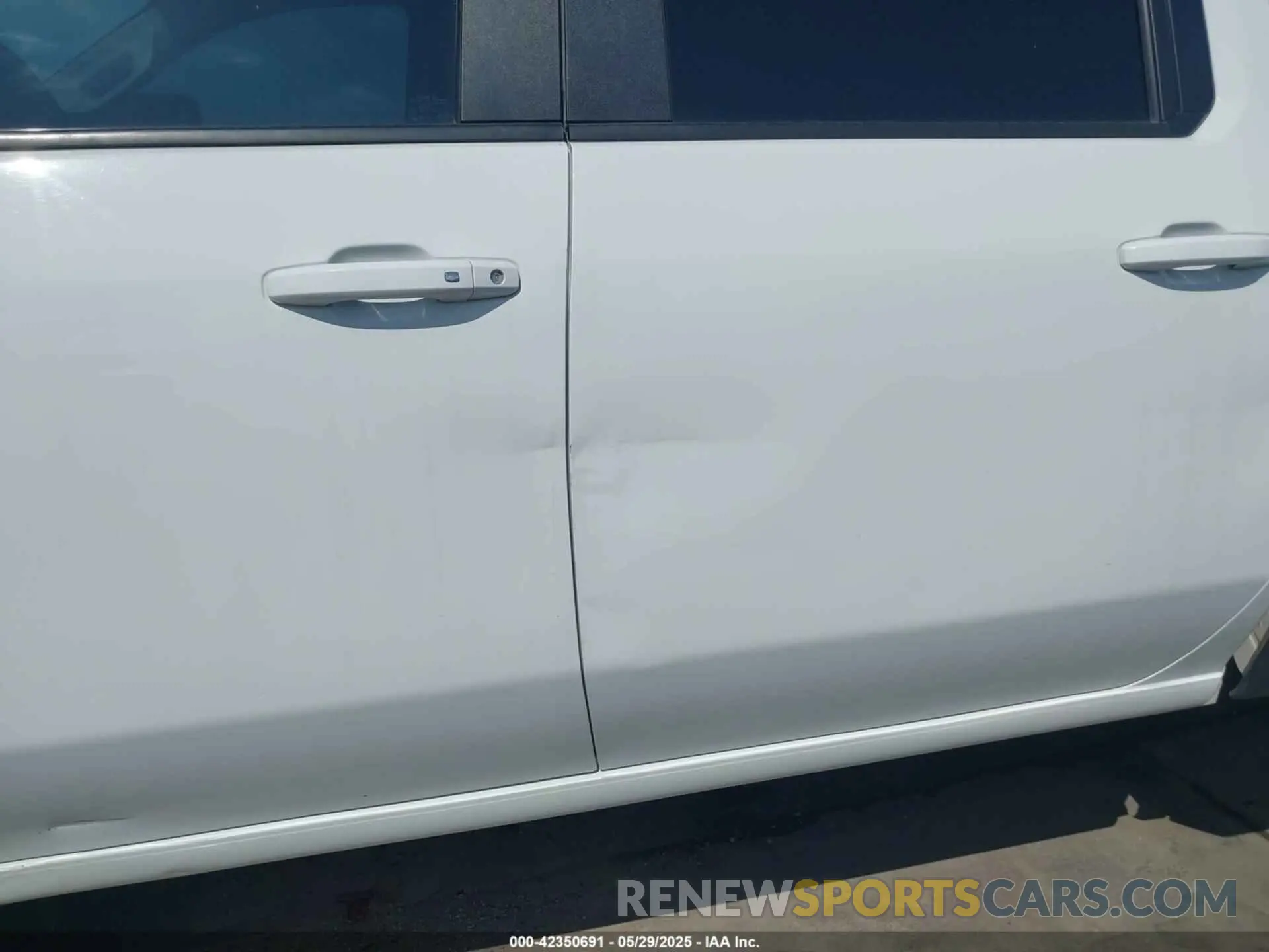 12 Photograph of a damaged car 1GC4YTEY9MF197229 CHEVROLET SILVERADO 3500HD 2021