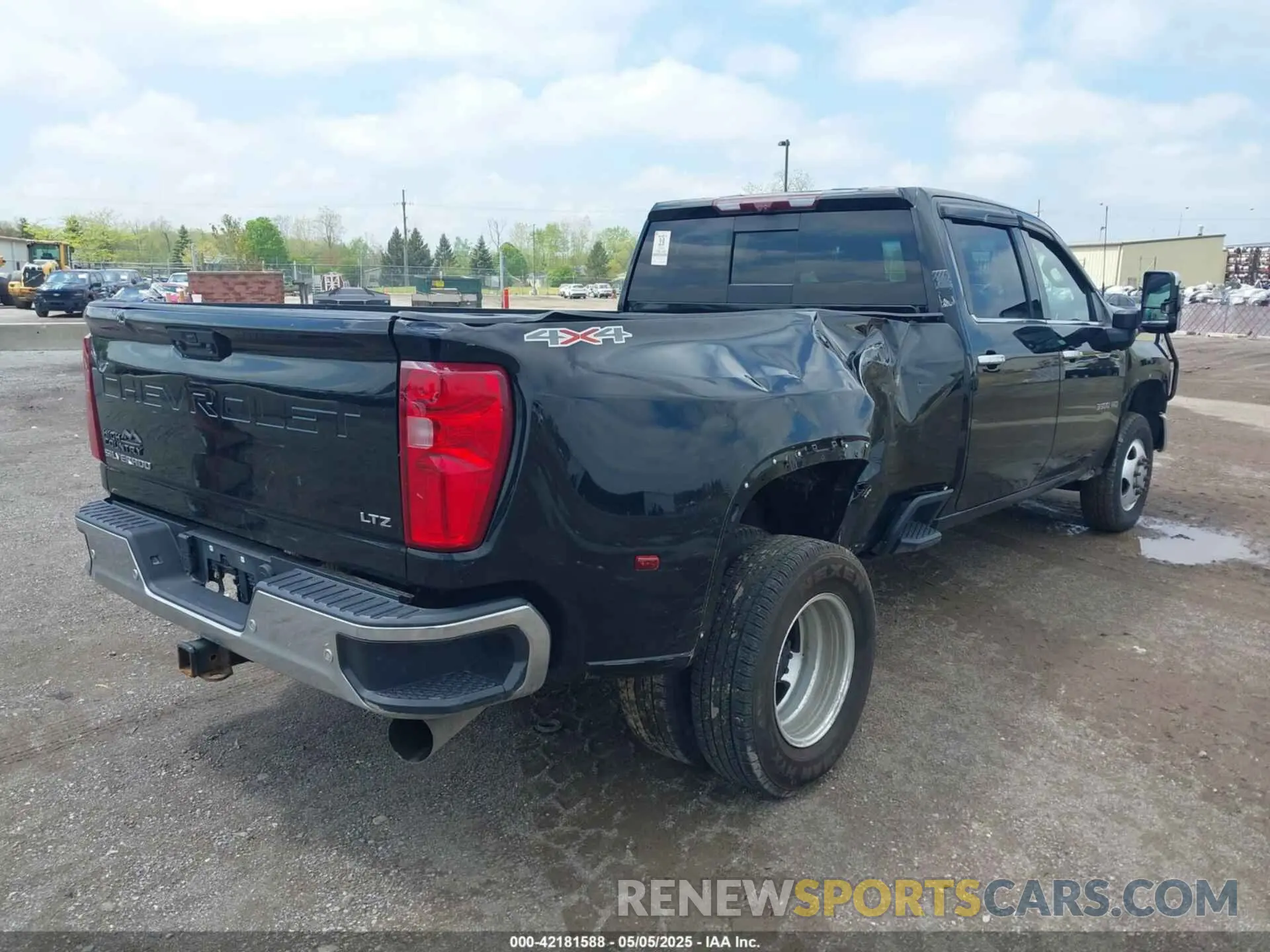 4 Photograph of a damaged car 1GC4YUEY2MF262296 CHEVROLET SILVERADO 3500HD 2021