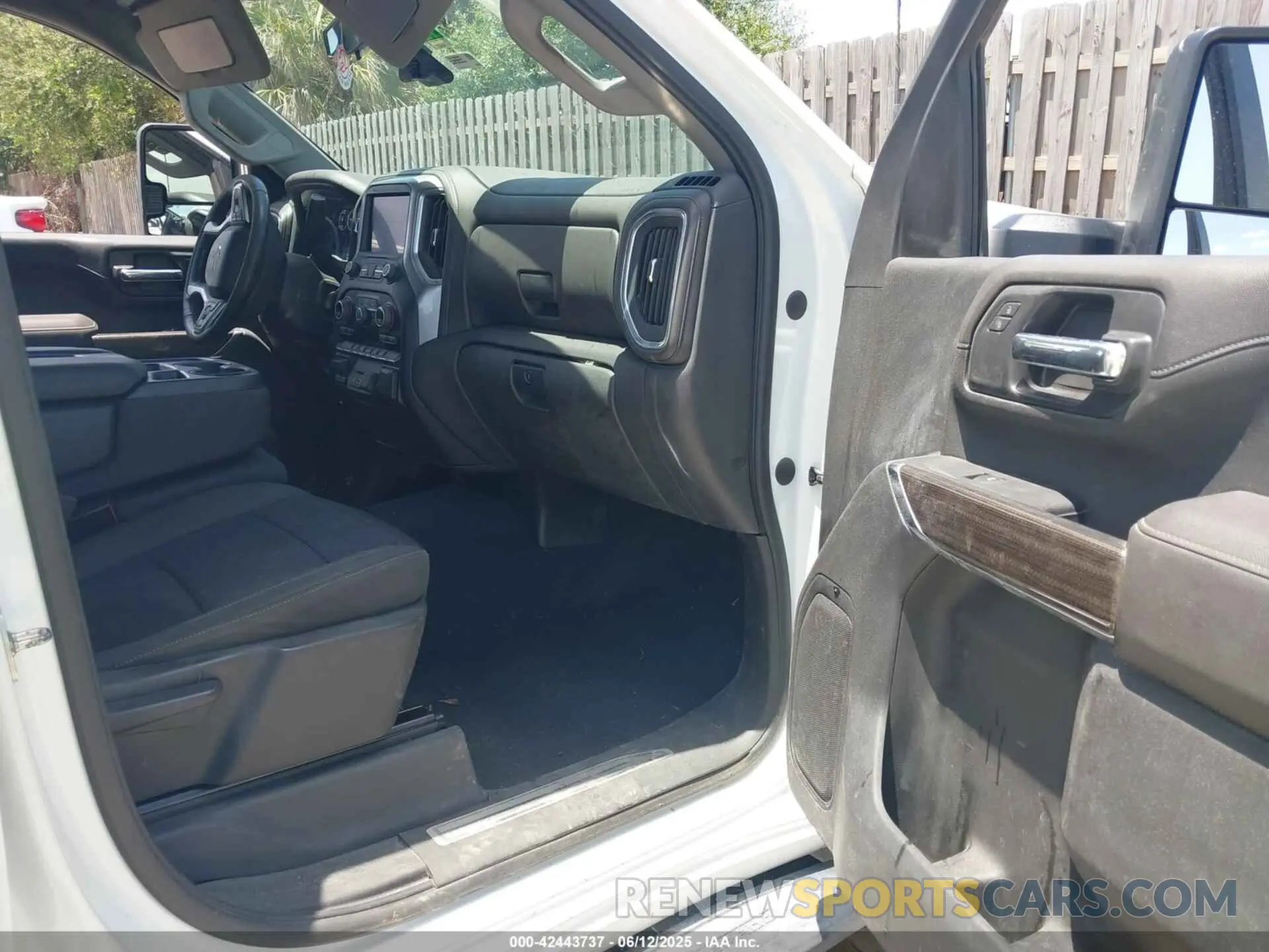 5 Photograph of a damaged car 1GC4YTEY3NF336546 CHEVROLET SILVERADO 3500HD 2022