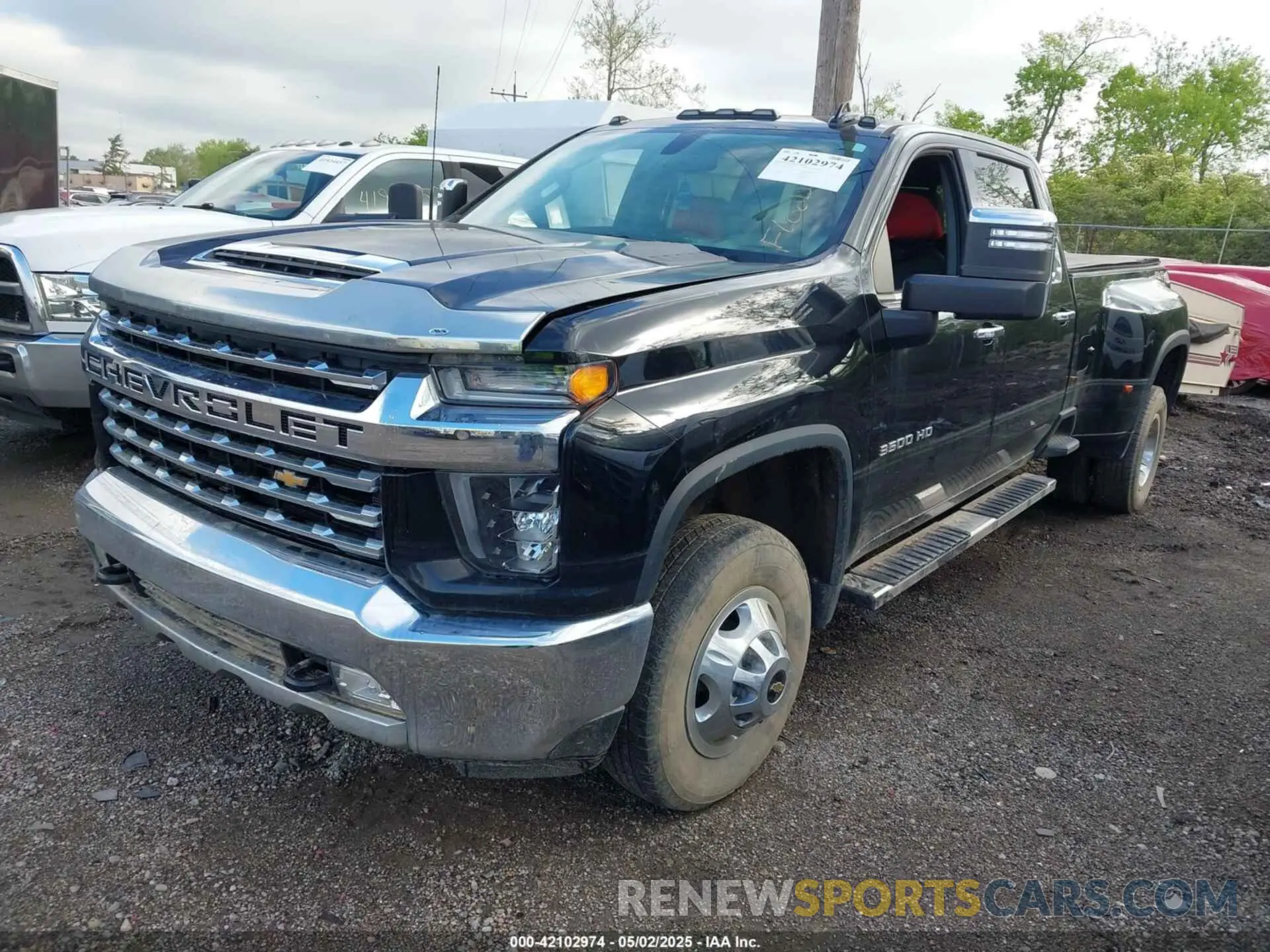 2 Photograph of a damaged car 1GC4YUE71NF100927 CHEVROLET SILVERADO 3500HD 2022