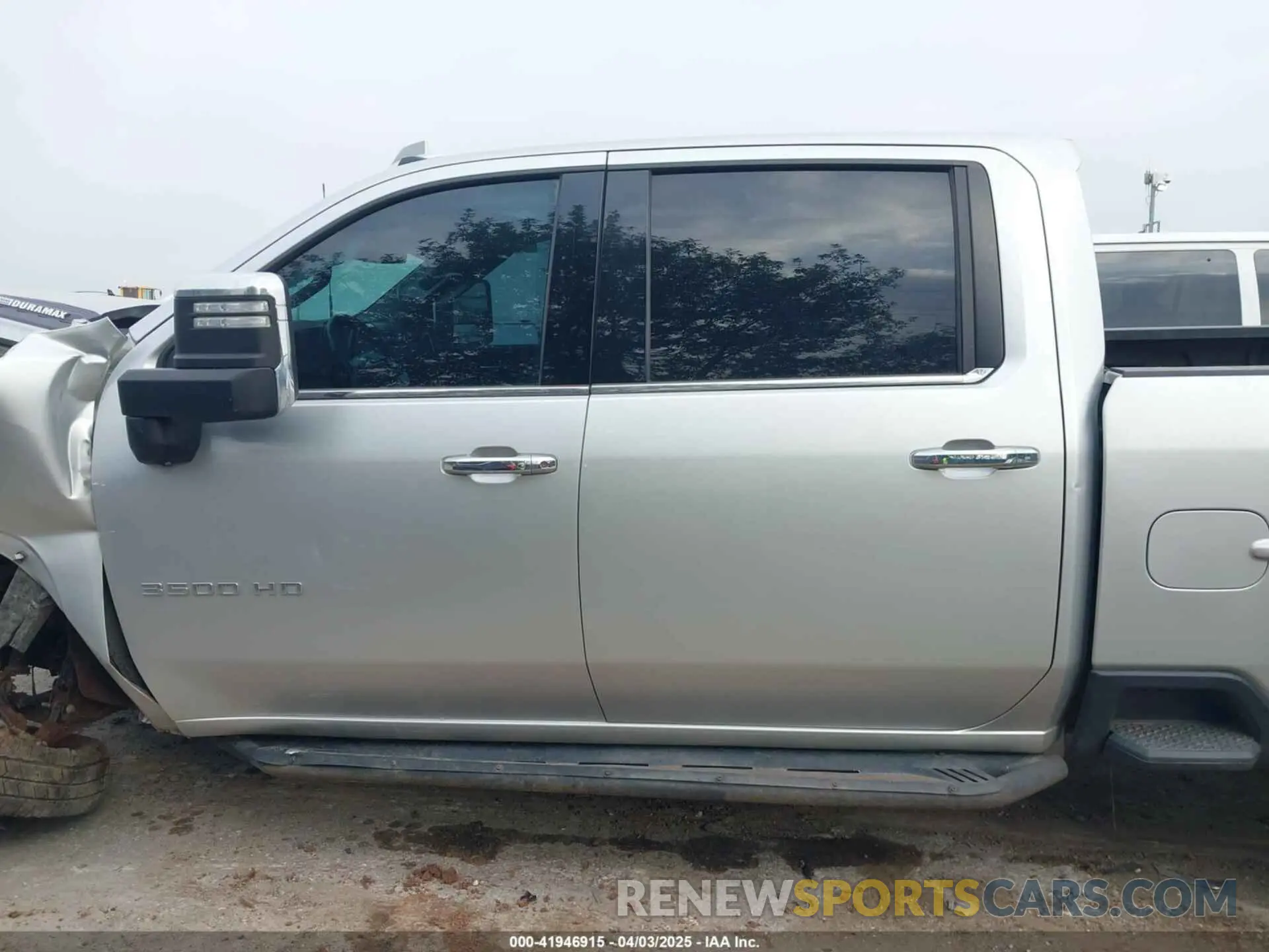 14 Photograph of a damaged car 1GC4YUEY1NF163633 CHEVROLET SILVERADO 3500HD 2022