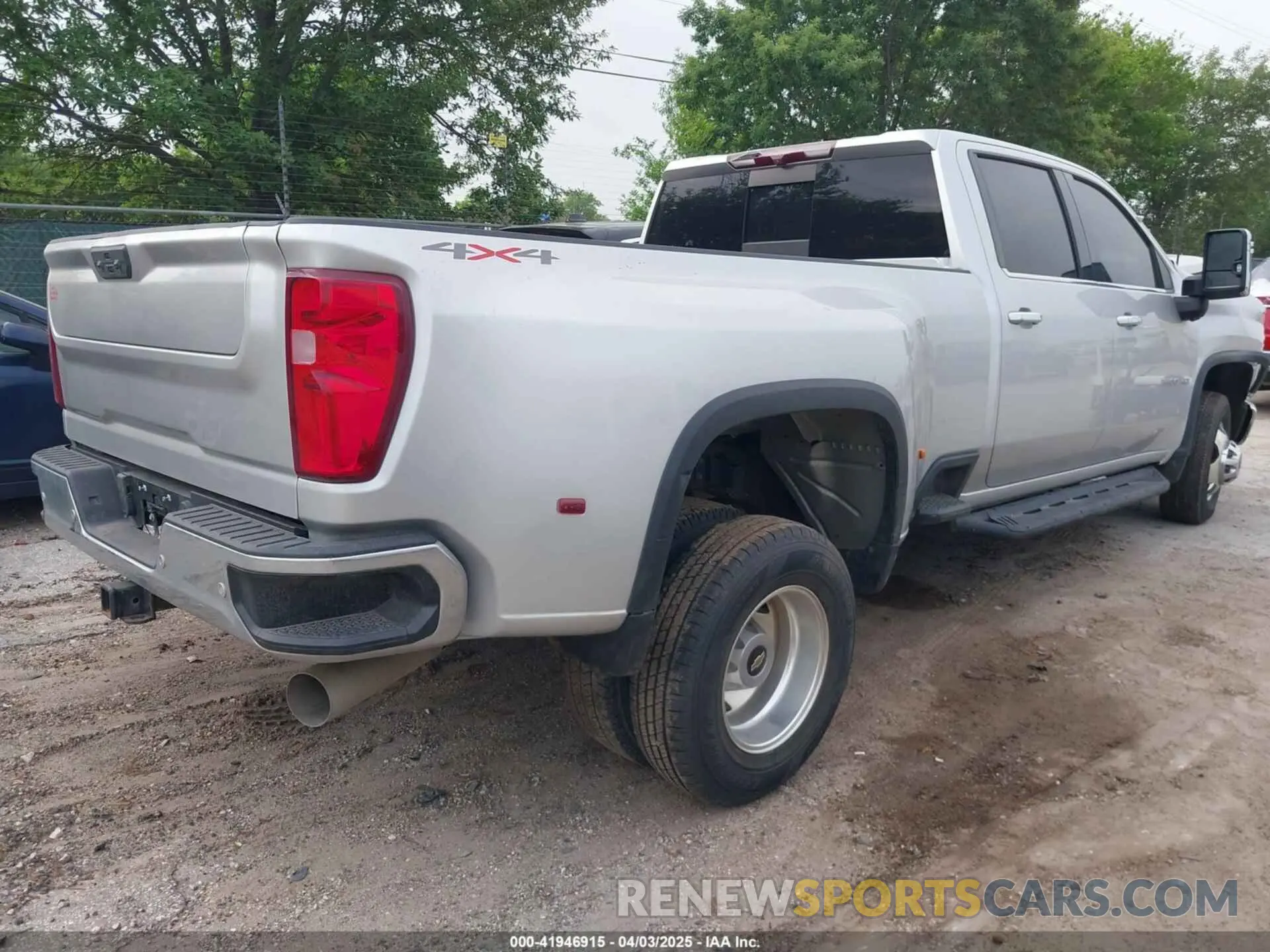 4 Photograph of a damaged car 1GC4YUEY1NF163633 CHEVROLET SILVERADO 3500HD 2022