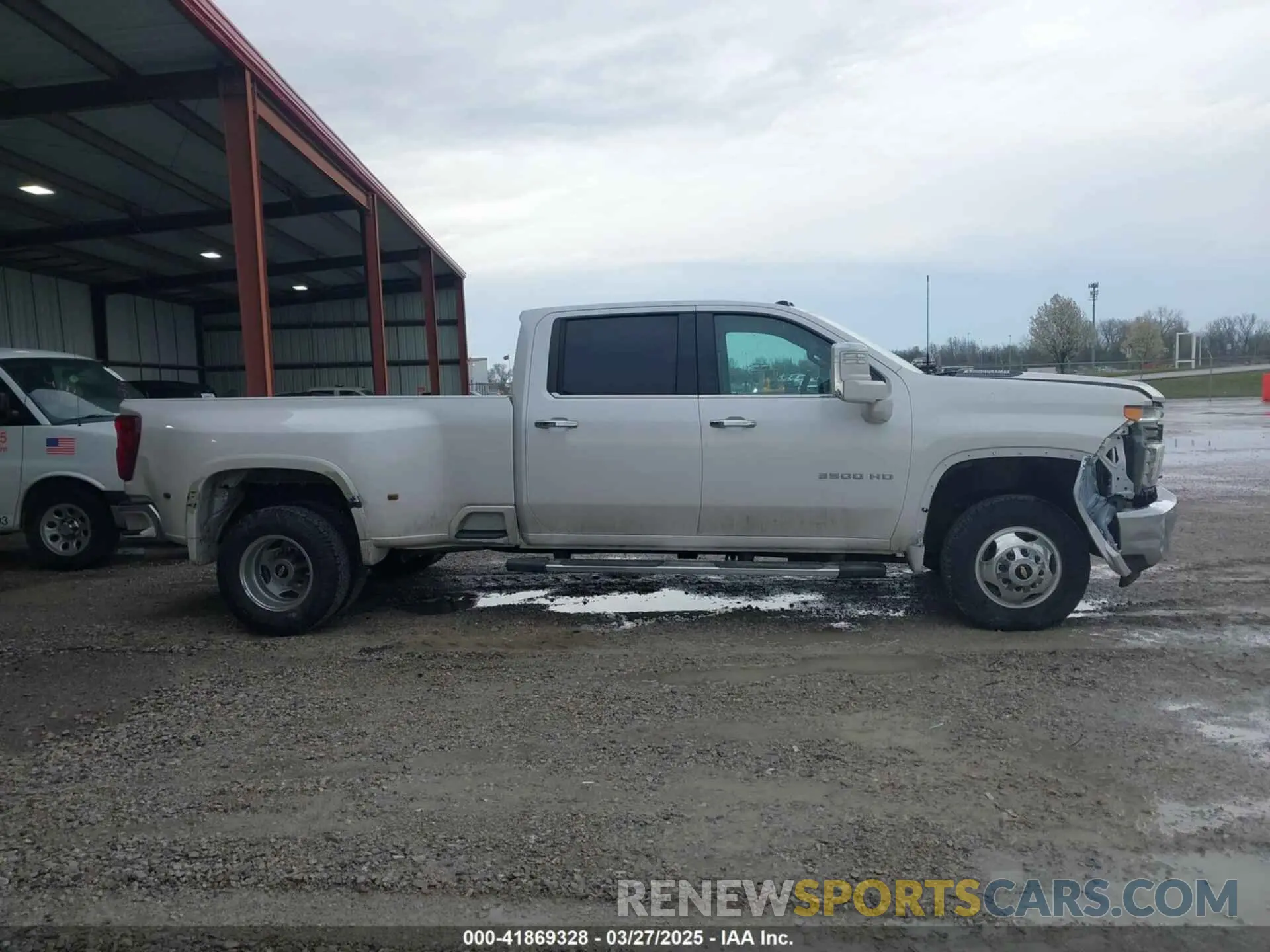 13 Photograph of a damaged car 1GC4YUEY8NF101386 CHEVROLET SILVERADO 3500HD 2022