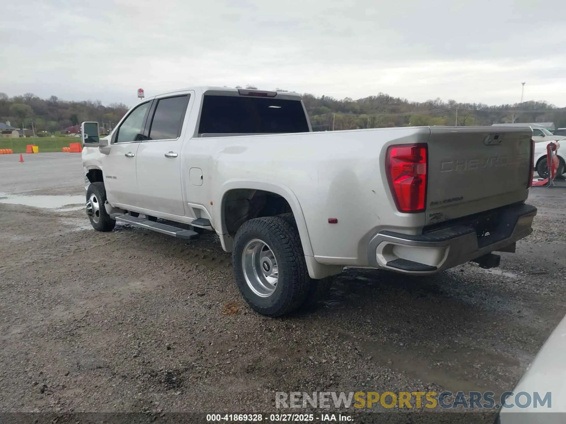 3 Photograph of a damaged car 1GC4YUEY8NF101386 CHEVROLET SILVERADO 3500HD 2022