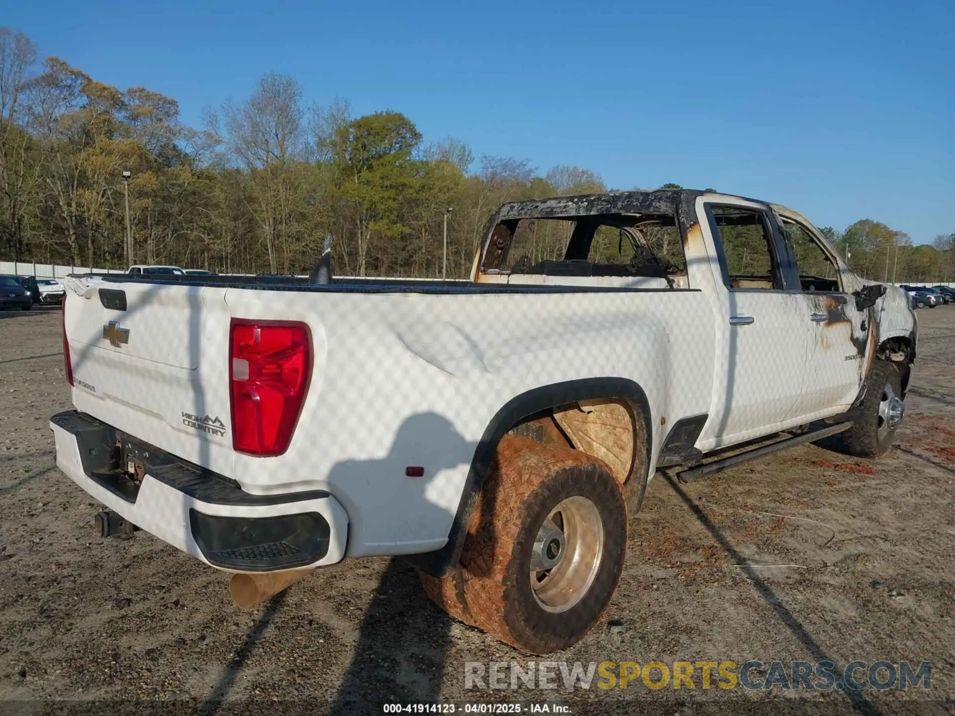 4 Photograph of a damaged car 1GC4YVEY0NF332160 CHEVROLET SILVERADO 3500HD 2022