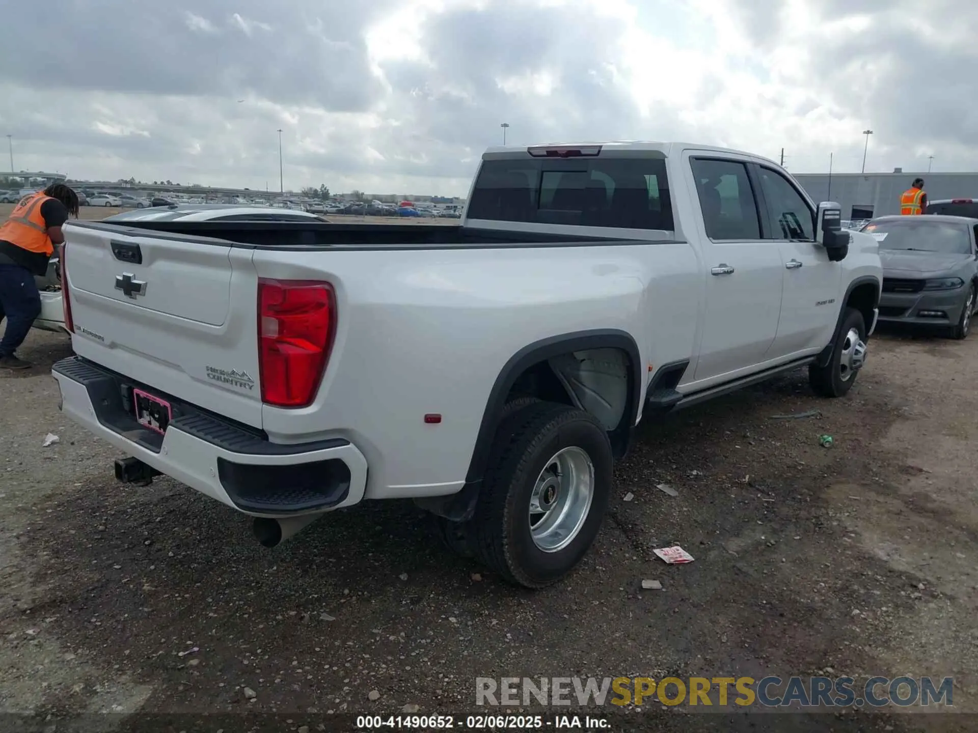 4 Photograph of a damaged car 1GC4YVEY4PF163733 CHEVROLET SILVERADO 3500HD 2023