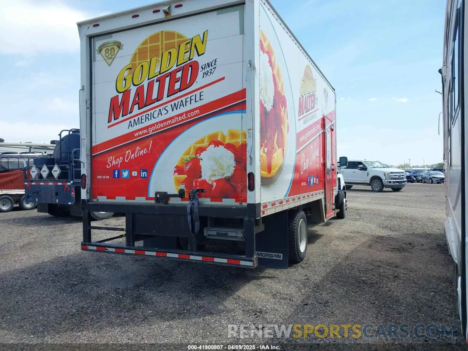 4 Photograph of a damaged car 1HTKHPVM8KH660137 CHEVROLET SILVERADO 4500HD 2019