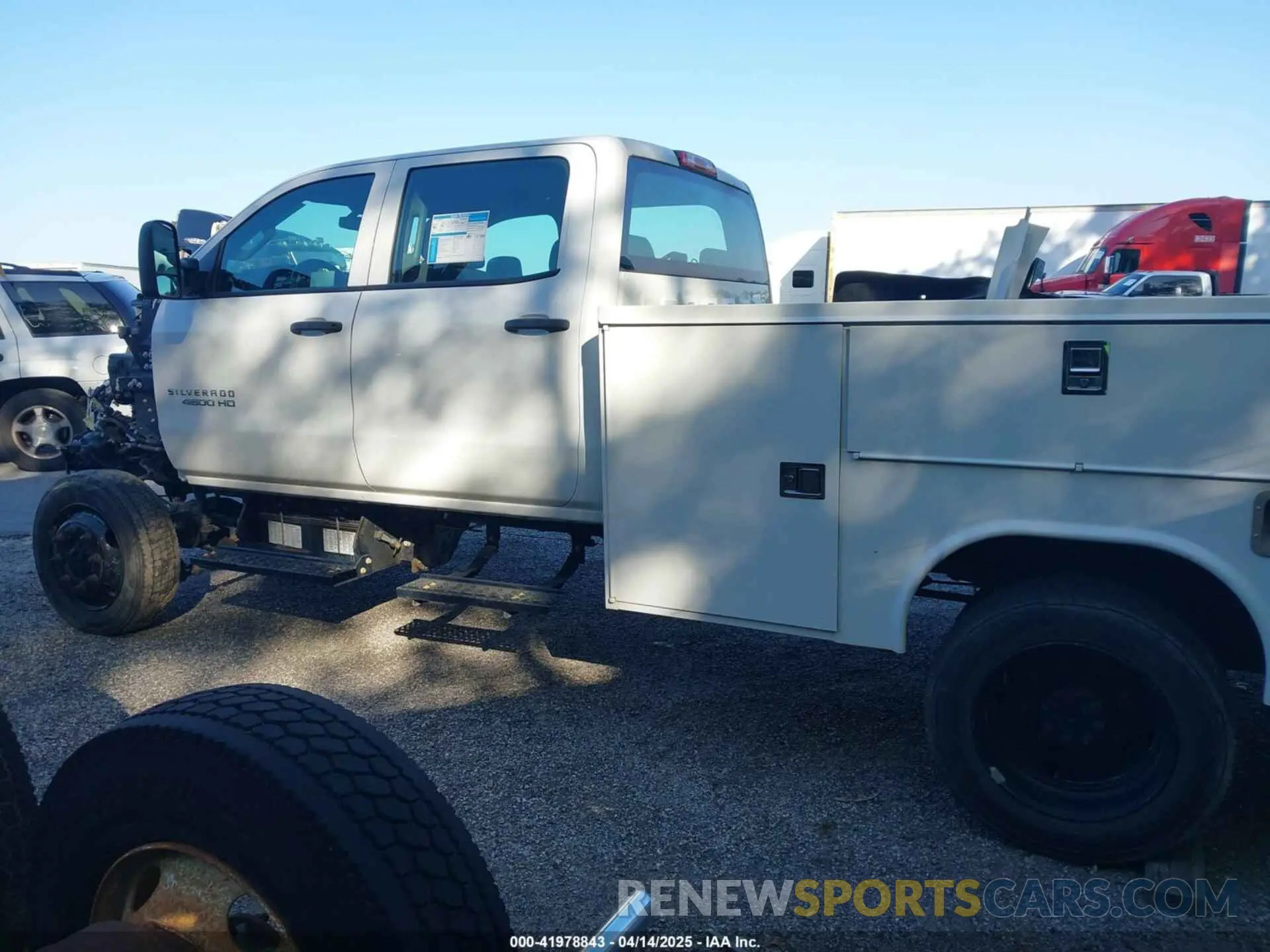 17 Photograph of a damaged car 1HTKJPVK6NH772958 CHEVROLET SILVERADO 4500HD 2022