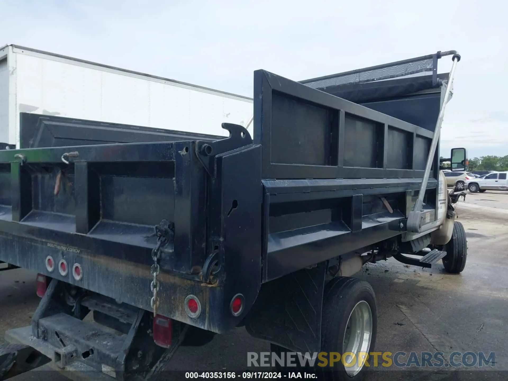 4 Photograph of a damaged car 1HTKJPVK8NH415376 CHEVROLET SILVERADO 4500HD 2022
