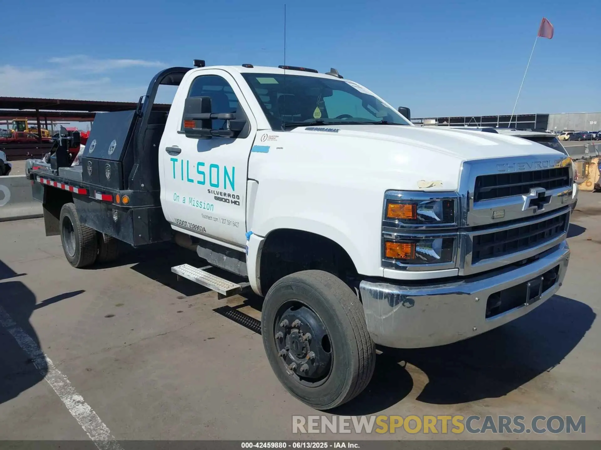 1 Photograph of a damaged car 1HTKJPVM7NH619135 CHEVROLET SILVERADO 4500HD 2022