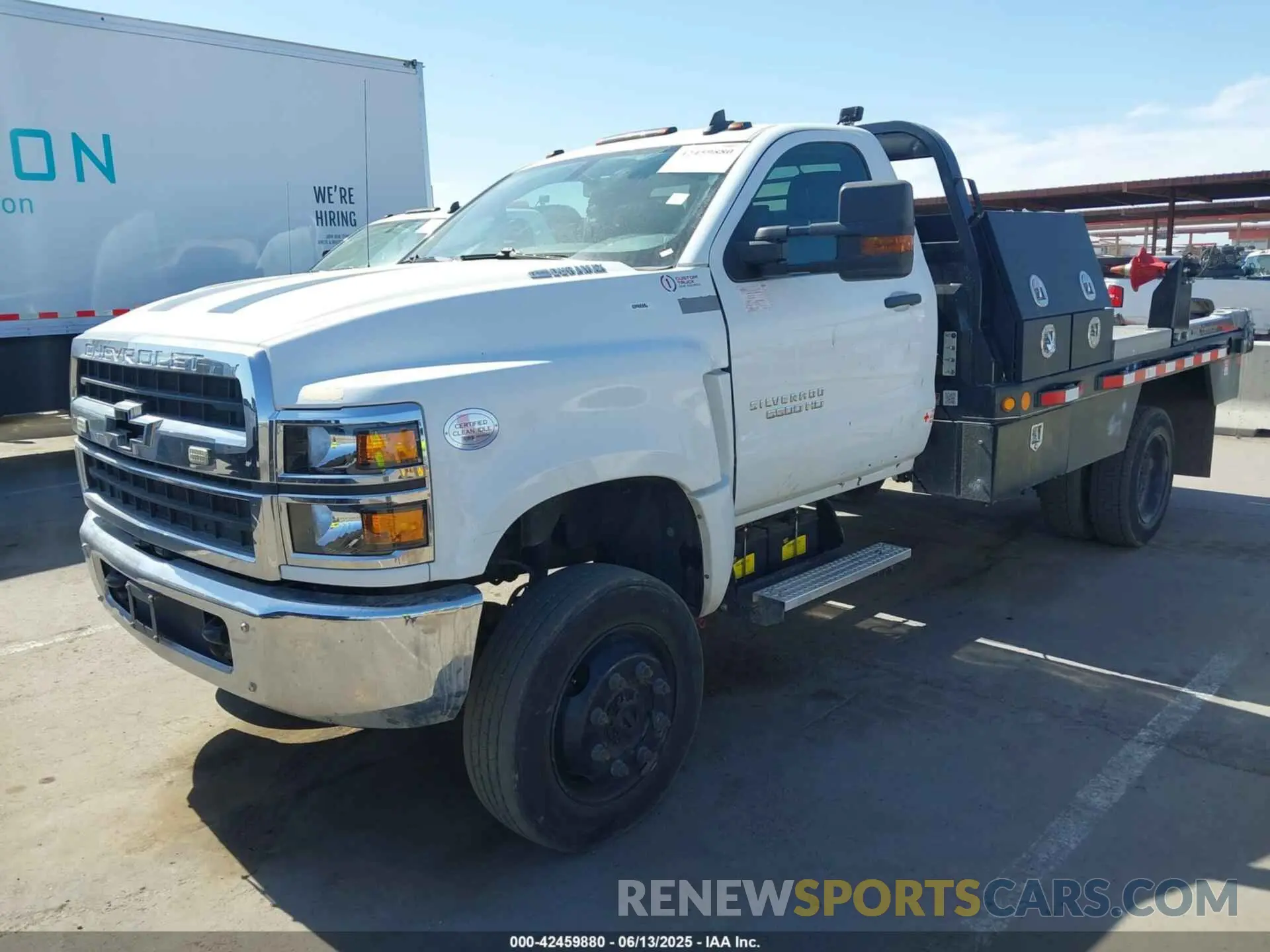 2 Photograph of a damaged car 1HTKJPVM7NH619135 CHEVROLET SILVERADO 4500HD 2022