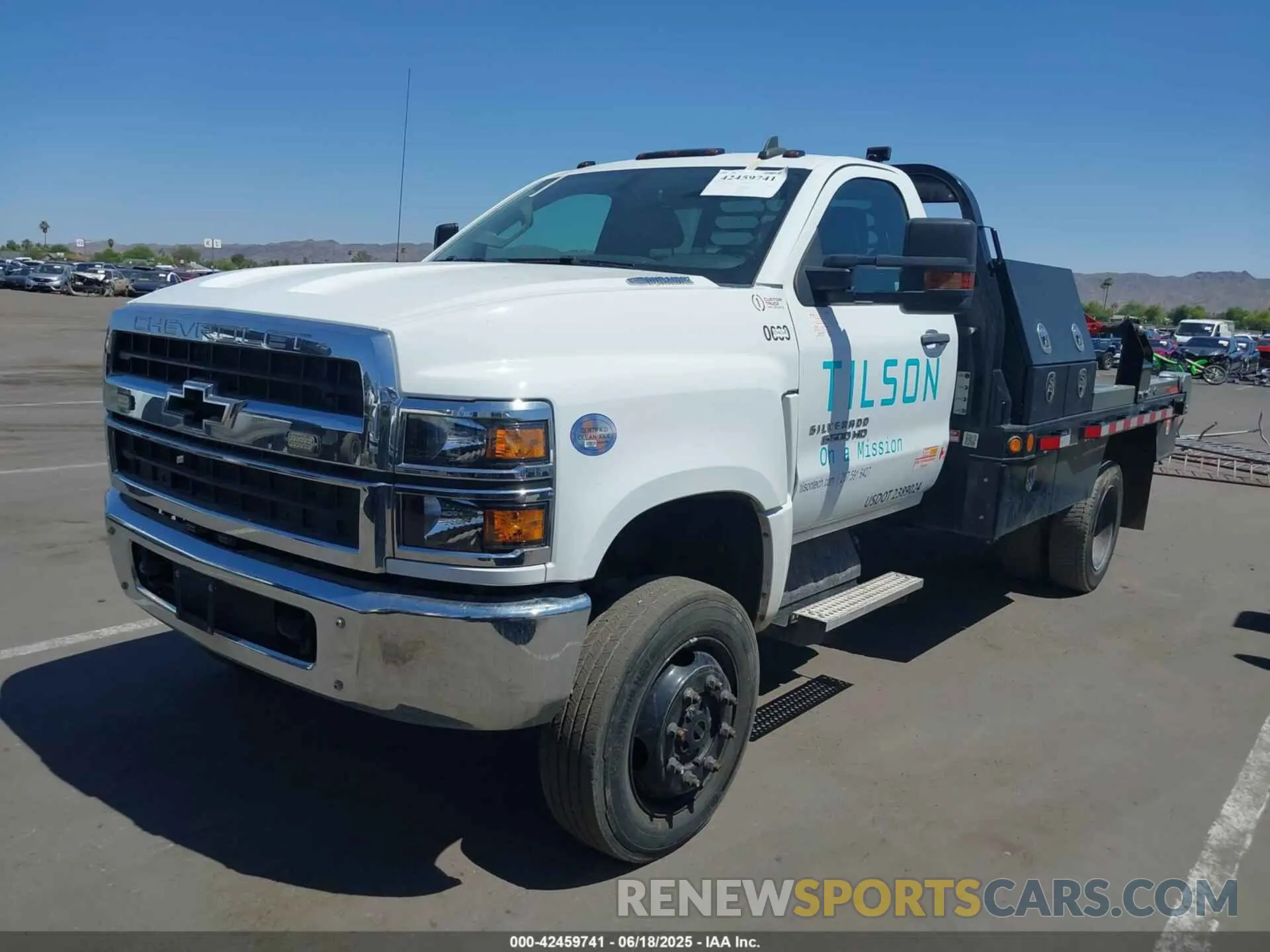 2 Photograph of a damaged car 1HTKJPVM7NH627428 CHEVROLET SILVERADO 4500HD 2022