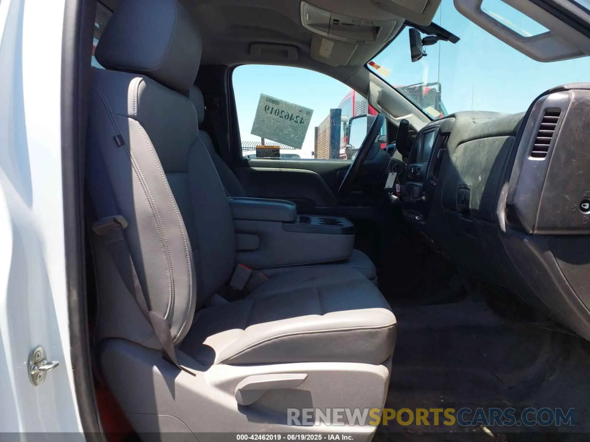 6 Photograph of a damaged car 1HTKJPVM9NH622621 CHEVROLET SILVERADO 4500HD 2022