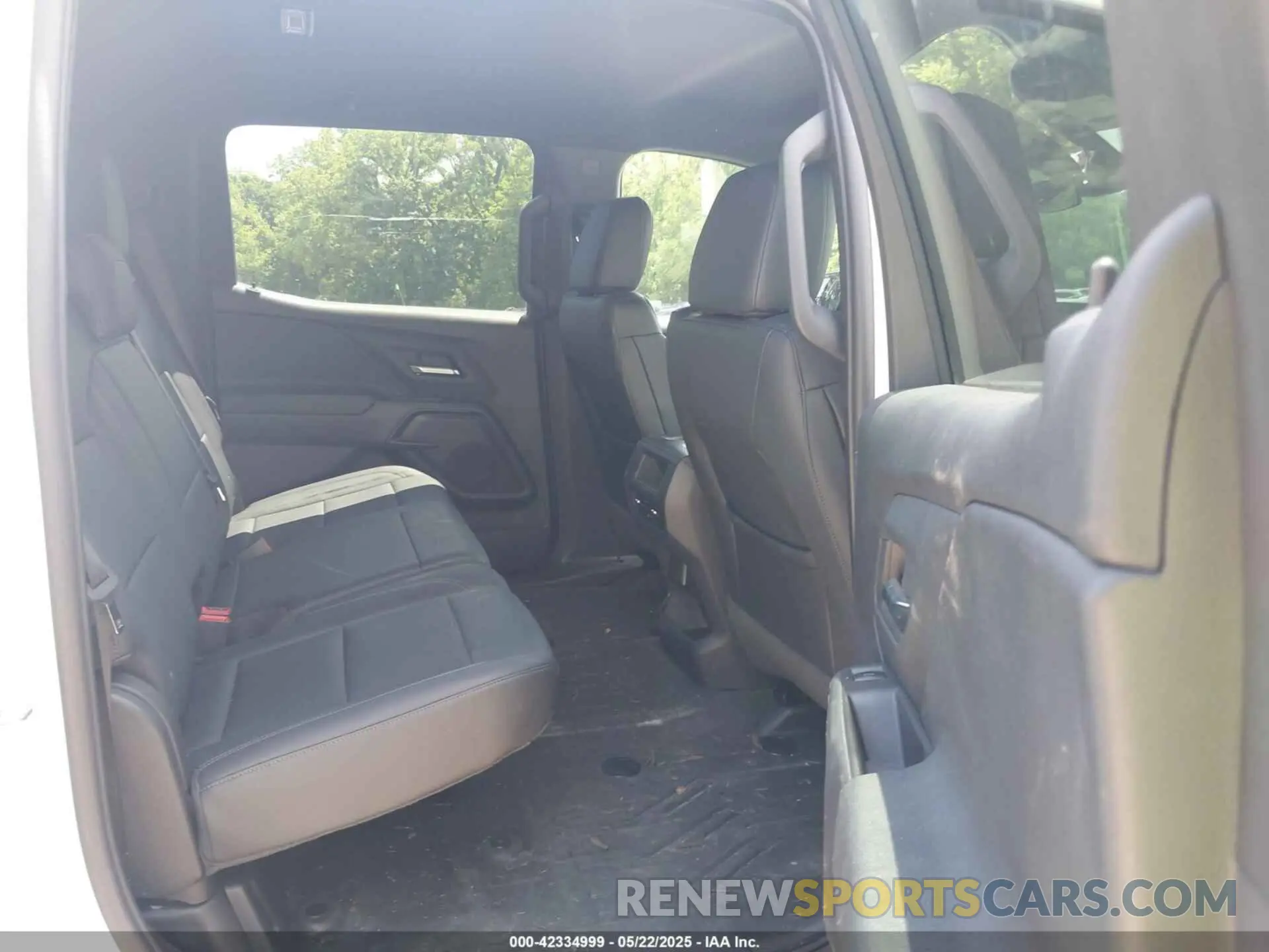 8 Photograph of a damaged car 1GC10VEL8RU200859 CHEVROLET SILVERADO EV 2024