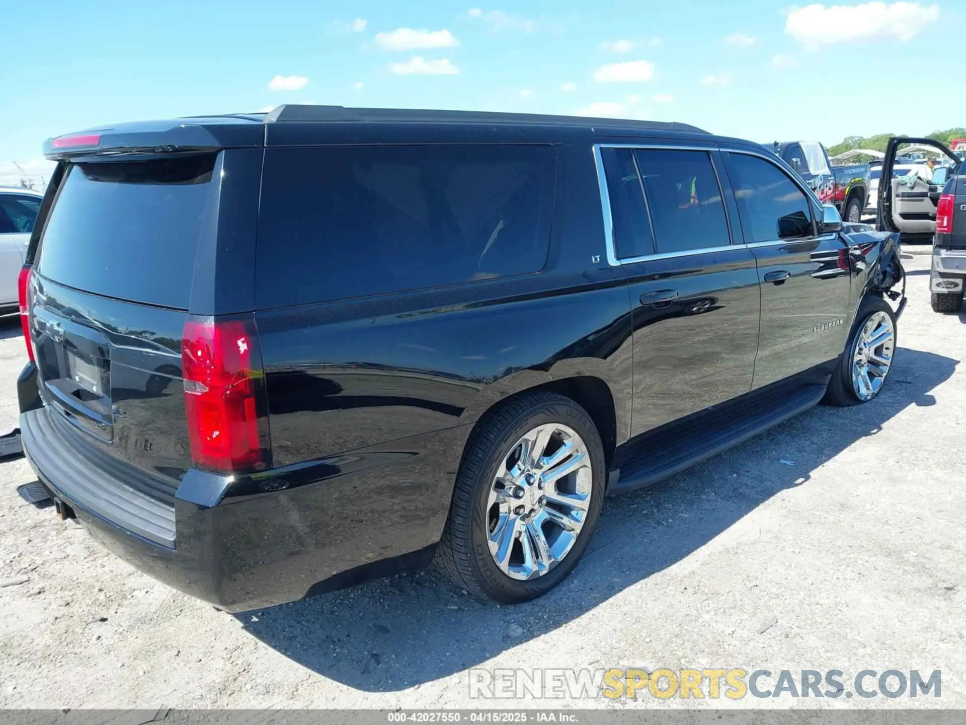 4 Photograph of a damaged car 1GNSCHKC0KR155143 CHEVROLET SUBURBAN 2019