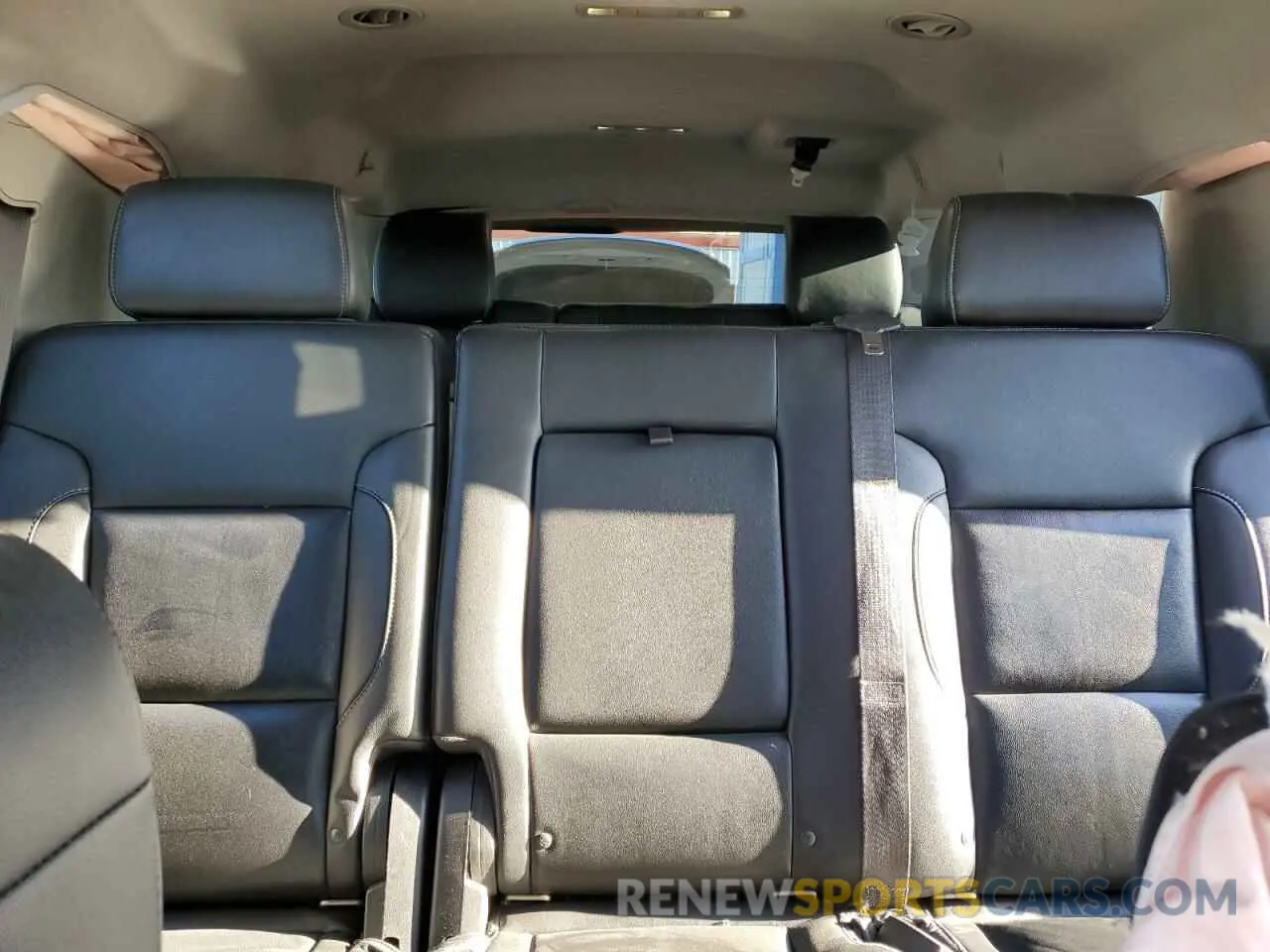 10 Photograph of a damaged car 1GNSCHKC2KR121270 CHEVROLET SUBURBAN 2019
