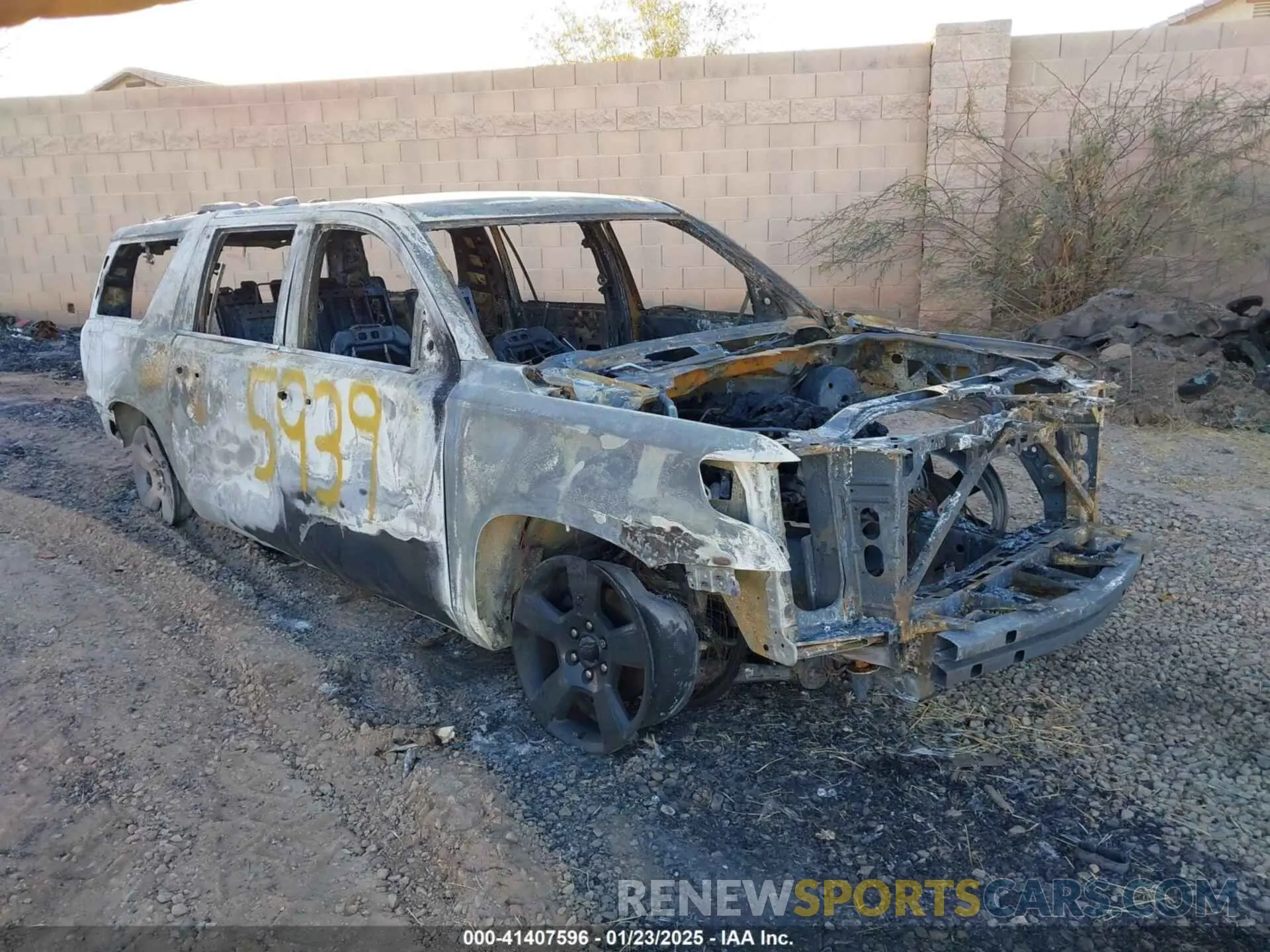 1 Photograph of a damaged car 1GNSCHKC2KR395939 CHEVROLET SUBURBAN 2019