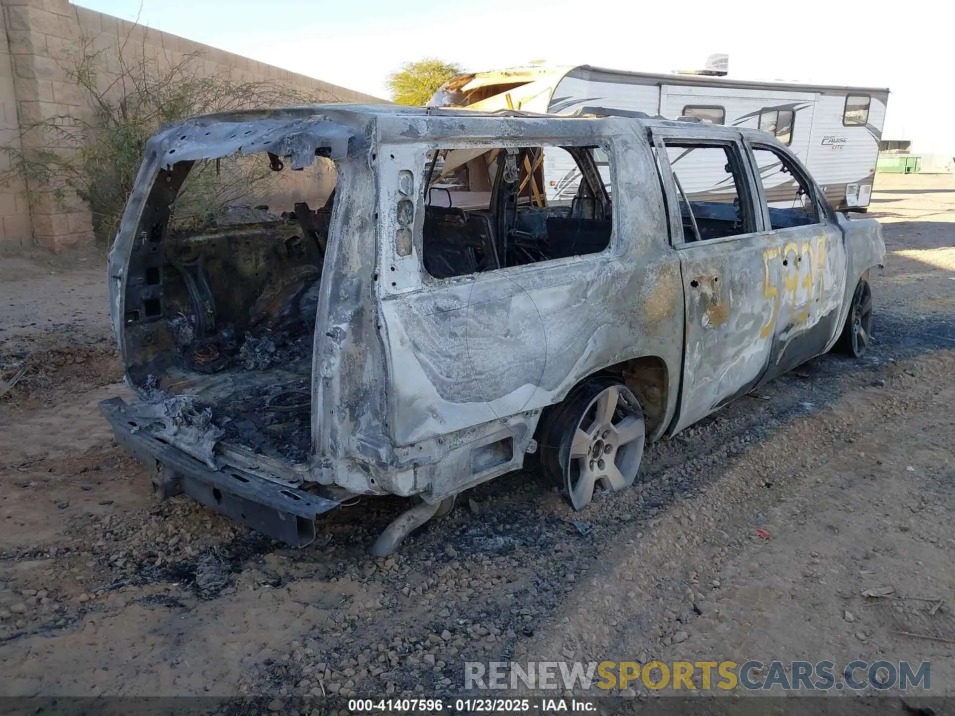 4 Photograph of a damaged car 1GNSCHKC2KR395939 CHEVROLET SUBURBAN 2019