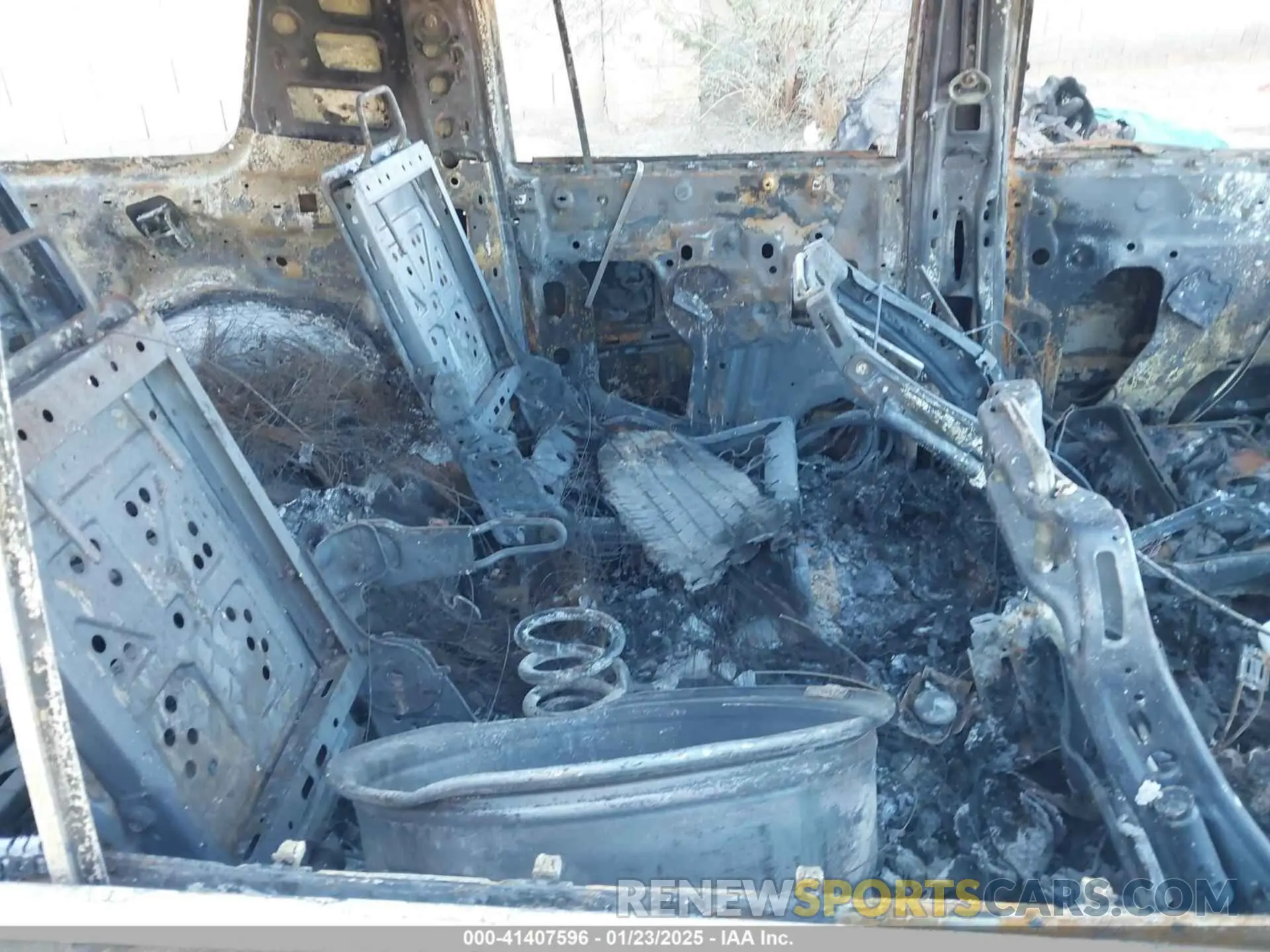 8 Photograph of a damaged car 1GNSCHKC2KR395939 CHEVROLET SUBURBAN 2019