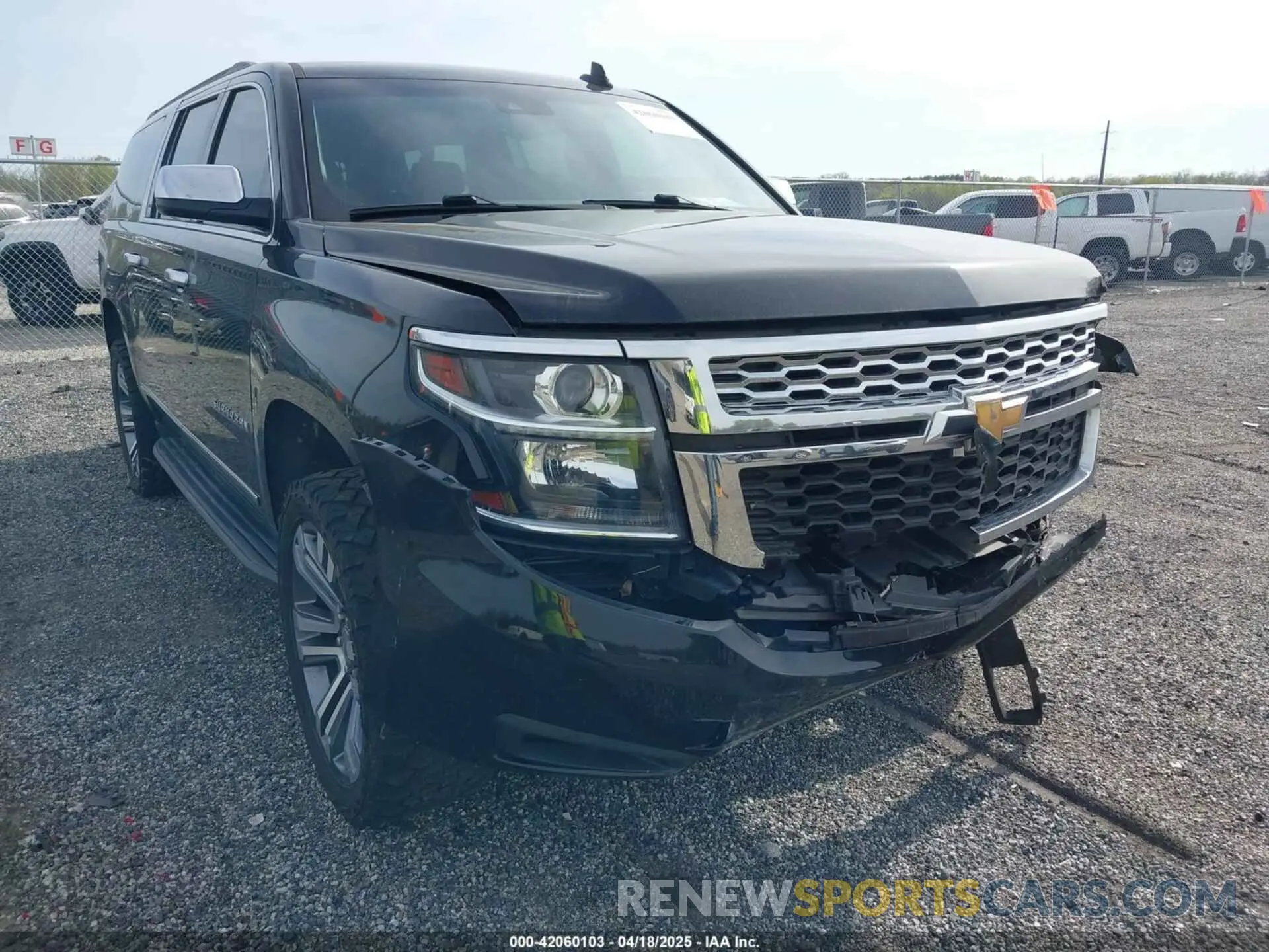 17 Photograph of a damaged car 1GNSCHKC2KR408575 CHEVROLET SUBURBAN 2019