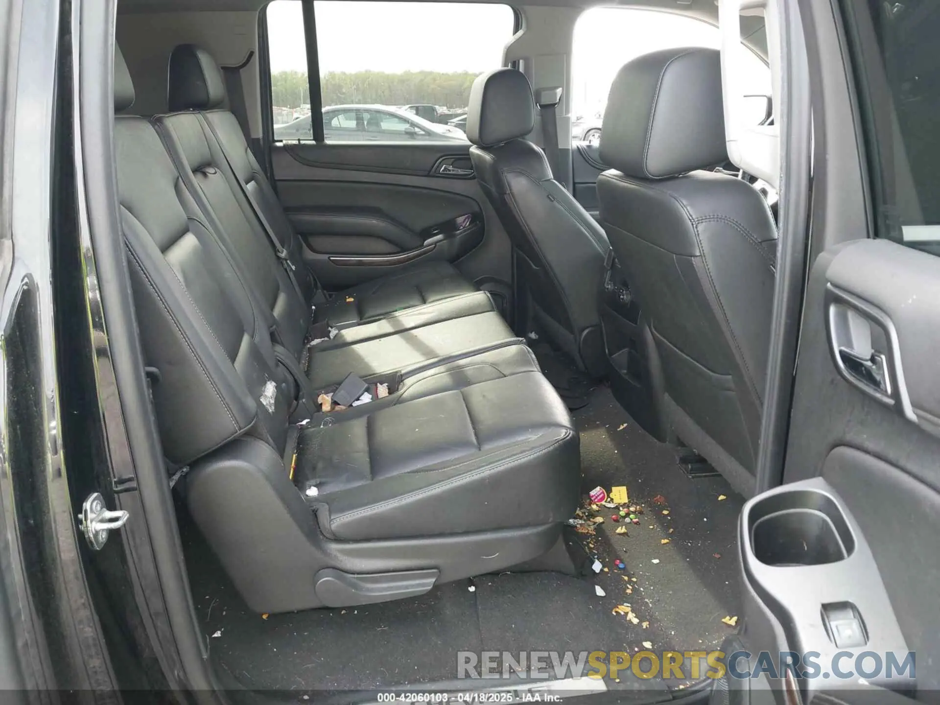 8 Photograph of a damaged car 1GNSCHKC2KR408575 CHEVROLET SUBURBAN 2019