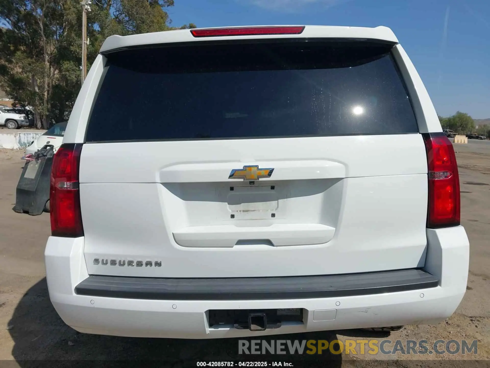 16 Photograph of a damaged car 1GNSCHKC3KR206425 CHEVROLET SUBURBAN 2019