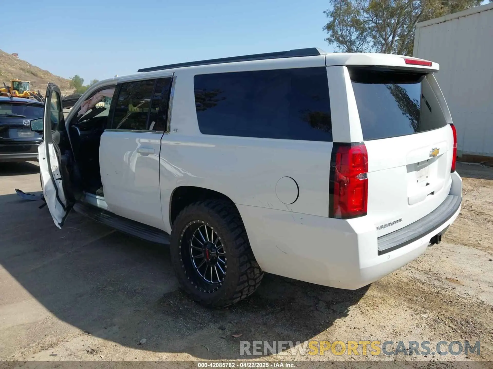 3 Photograph of a damaged car 1GNSCHKC3KR206425 CHEVROLET SUBURBAN 2019