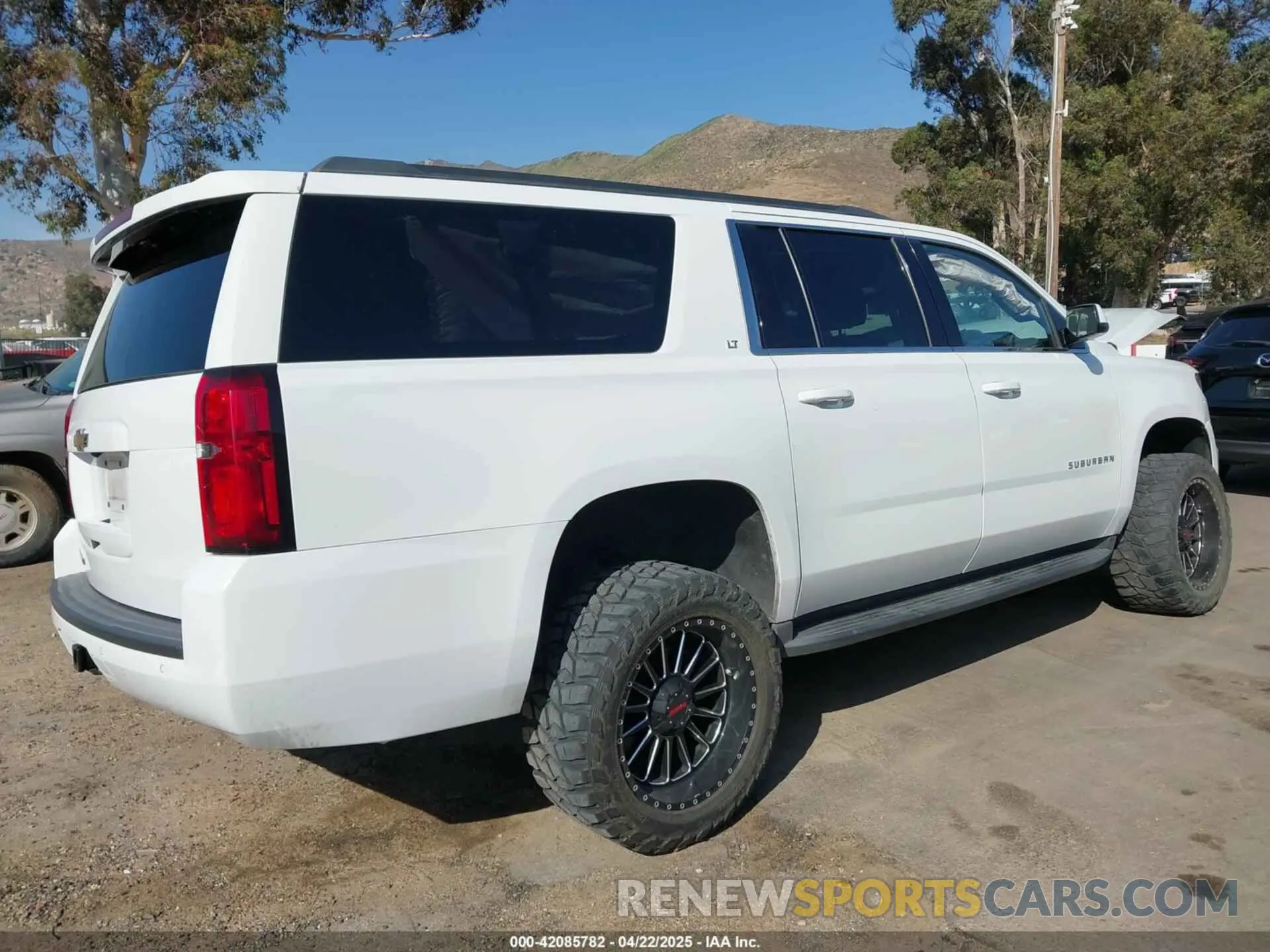 4 Photograph of a damaged car 1GNSCHKC3KR206425 CHEVROLET SUBURBAN 2019