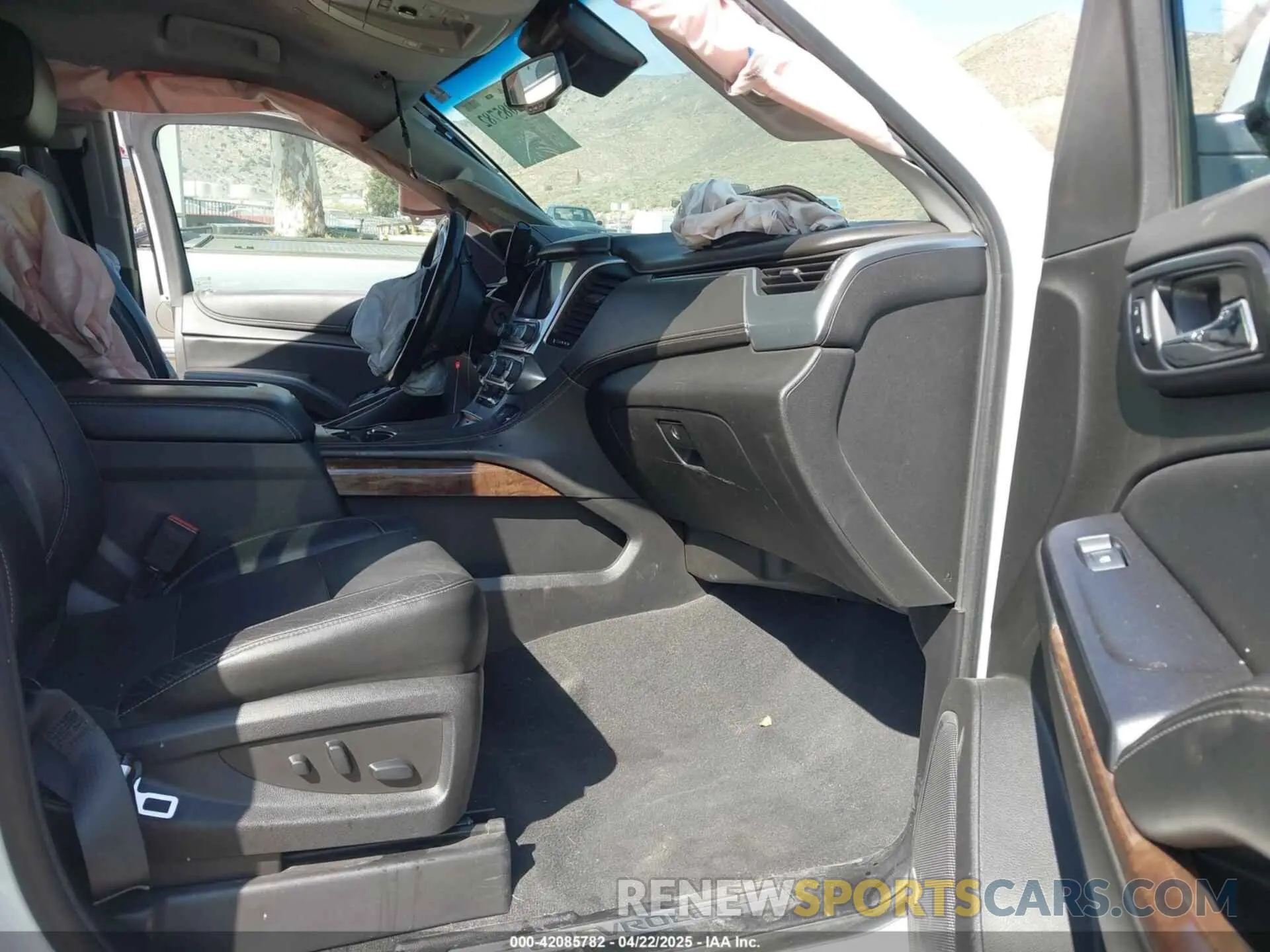 5 Photograph of a damaged car 1GNSCHKC3KR206425 CHEVROLET SUBURBAN 2019