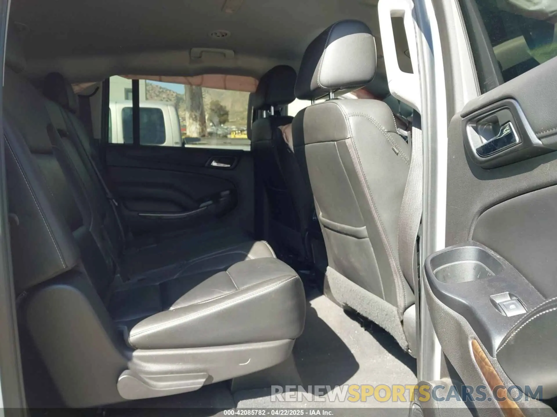 8 Photograph of a damaged car 1GNSCHKC3KR206425 CHEVROLET SUBURBAN 2019