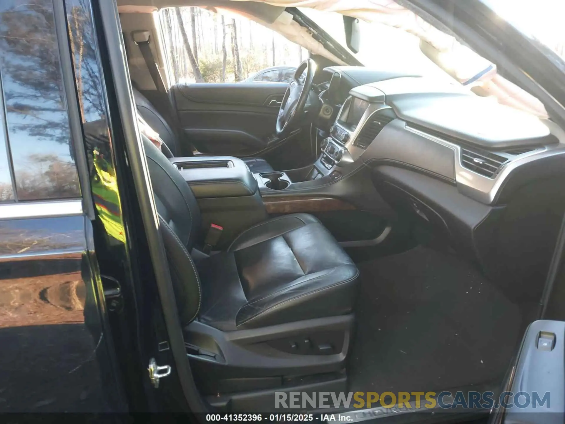 5 Photograph of a damaged car 1GNSCHKC4KR143321 CHEVROLET SUBURBAN 2019