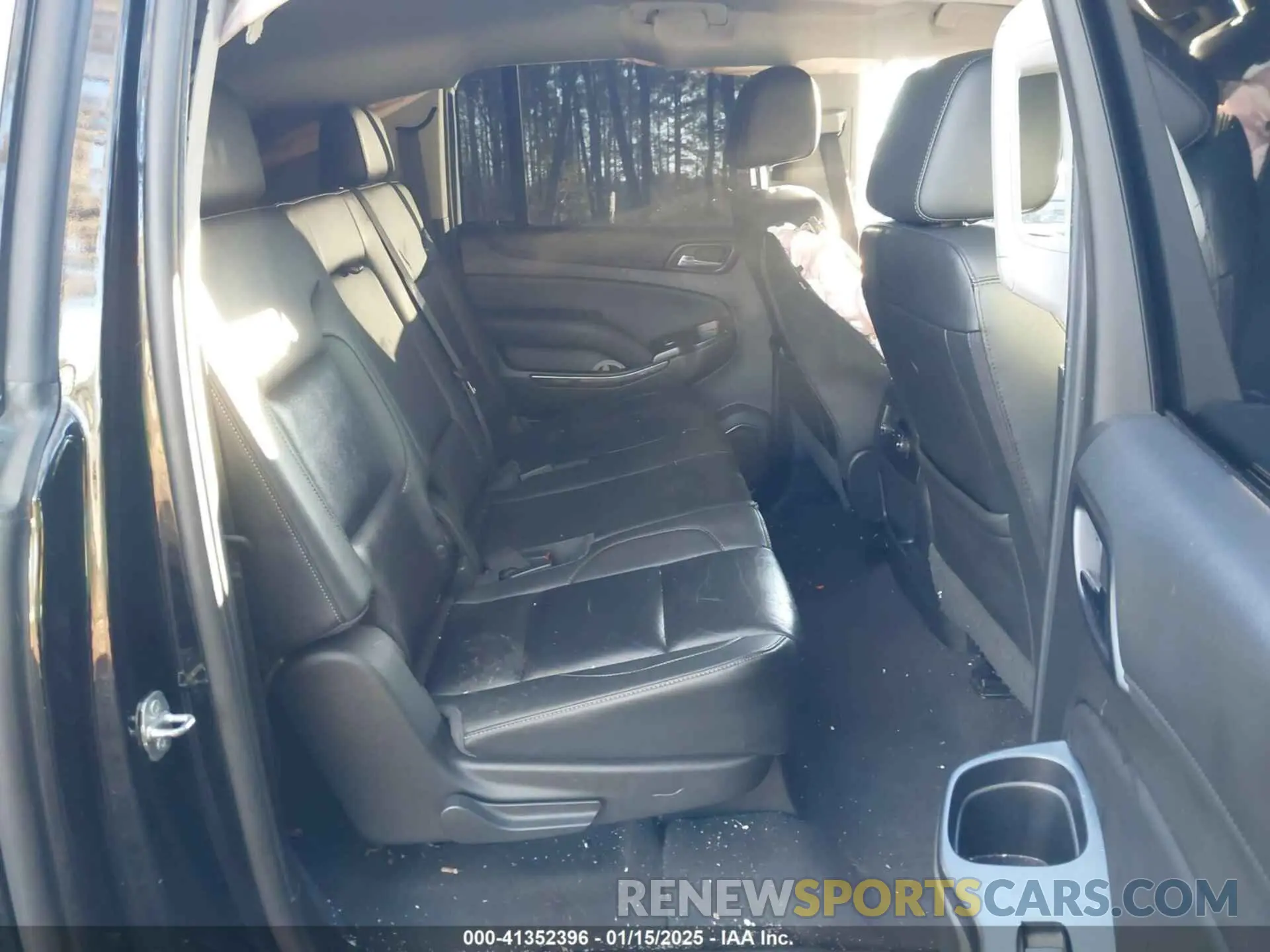 8 Photograph of a damaged car 1GNSCHKC4KR143321 CHEVROLET SUBURBAN 2019