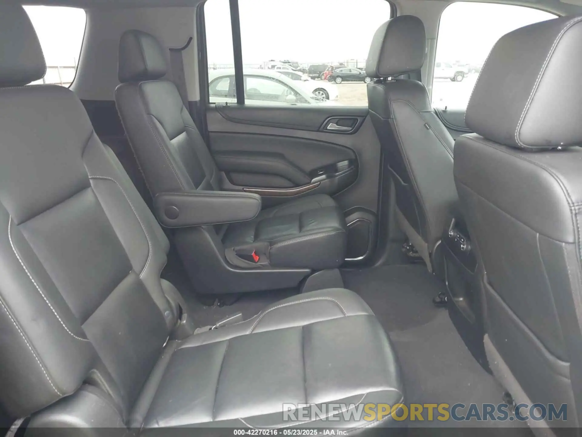 8 Photograph of a damaged car 1GNSCHKC4KR193880 CHEVROLET SUBURBAN 2019
