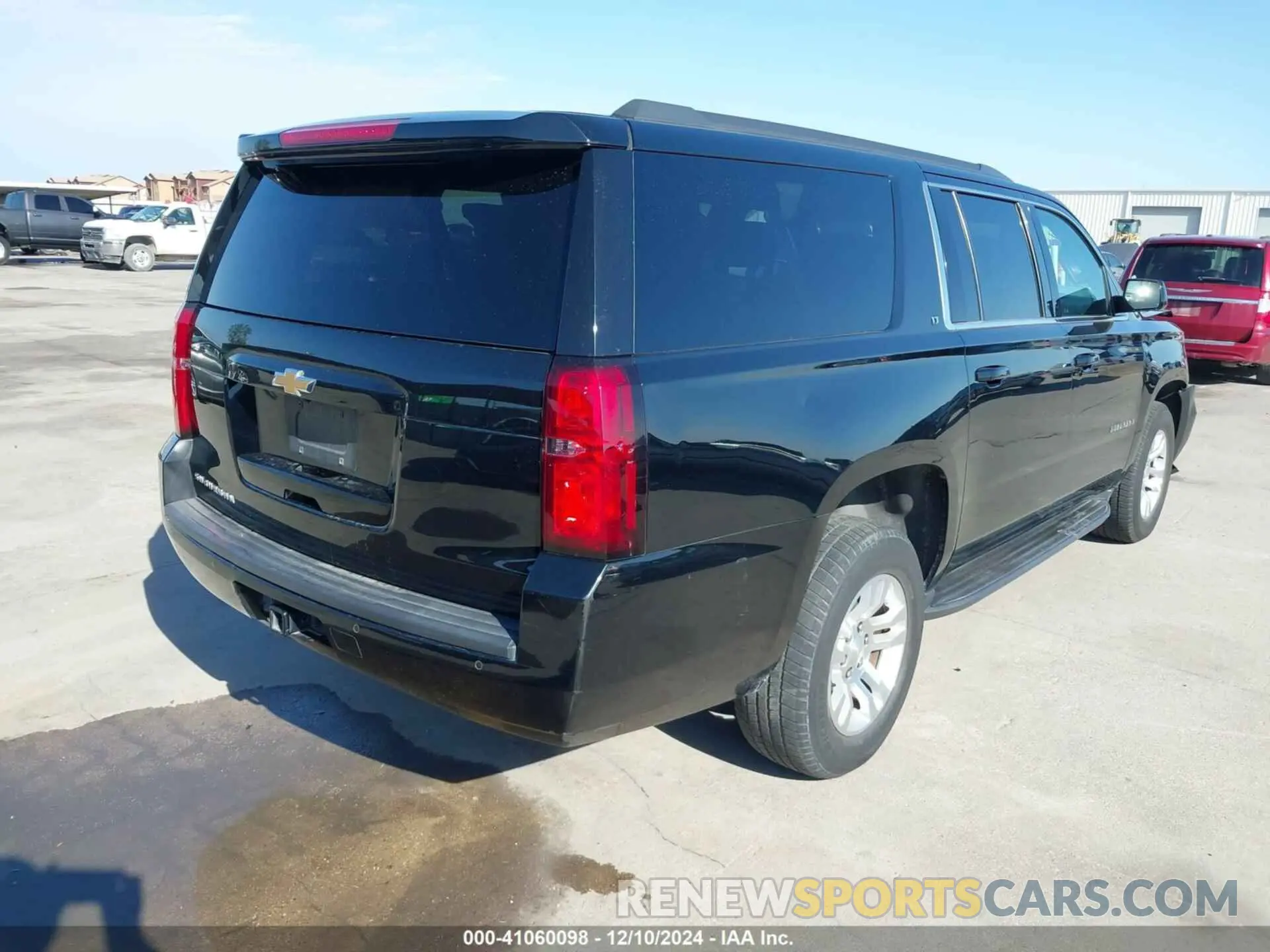 4 Photograph of a damaged car 1GNSCHKC5KR192740 CHEVROLET SUBURBAN 2019