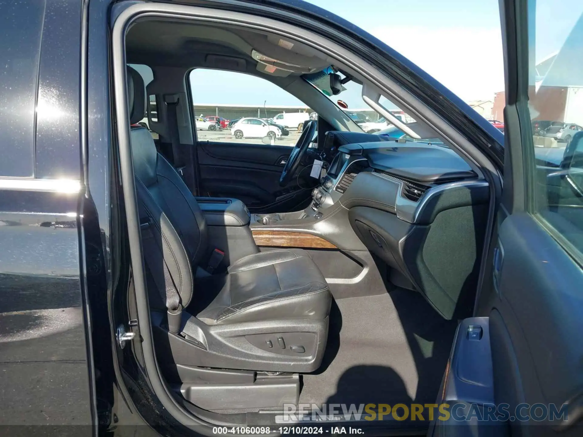 5 Photograph of a damaged car 1GNSCHKC5KR192740 CHEVROLET SUBURBAN 2019
