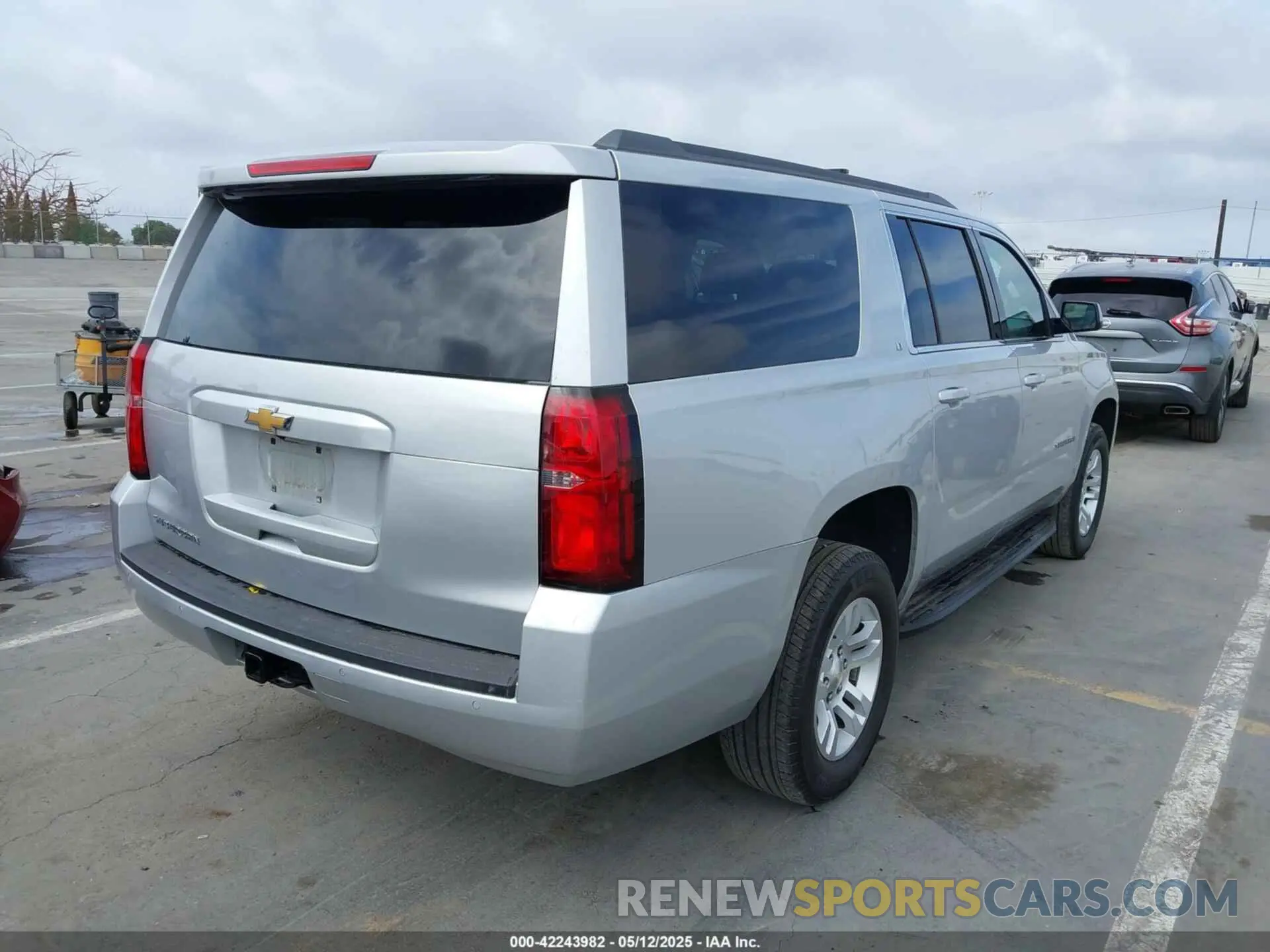 4 Photograph of a damaged car 1GNSCHKC8KR172885 CHEVROLET SUBURBAN 2019