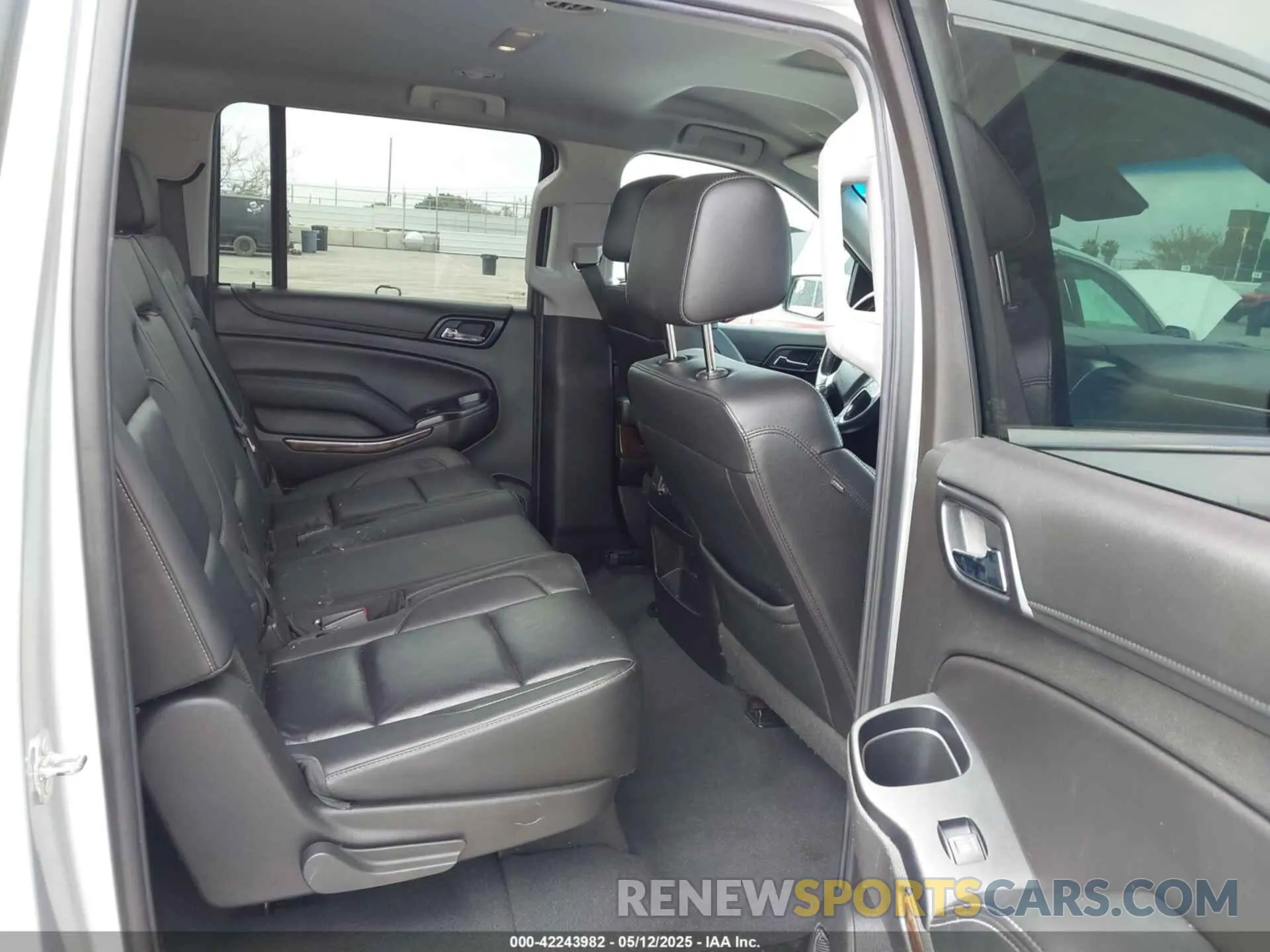 8 Photograph of a damaged car 1GNSCHKC8KR172885 CHEVROLET SUBURBAN 2019