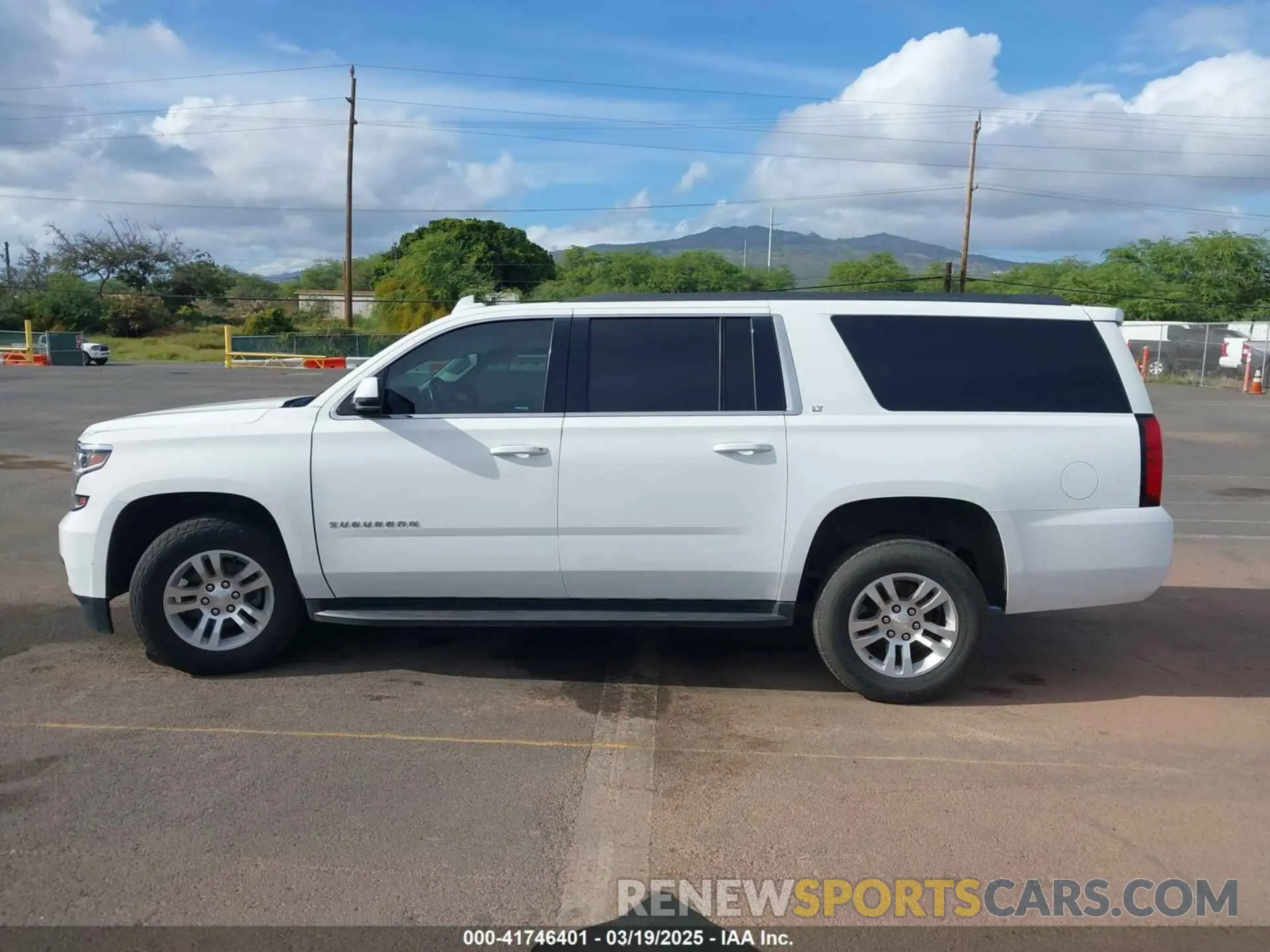 14 Photograph of a damaged car 1GNSCHKC8KR186222 CHEVROLET SUBURBAN 2019