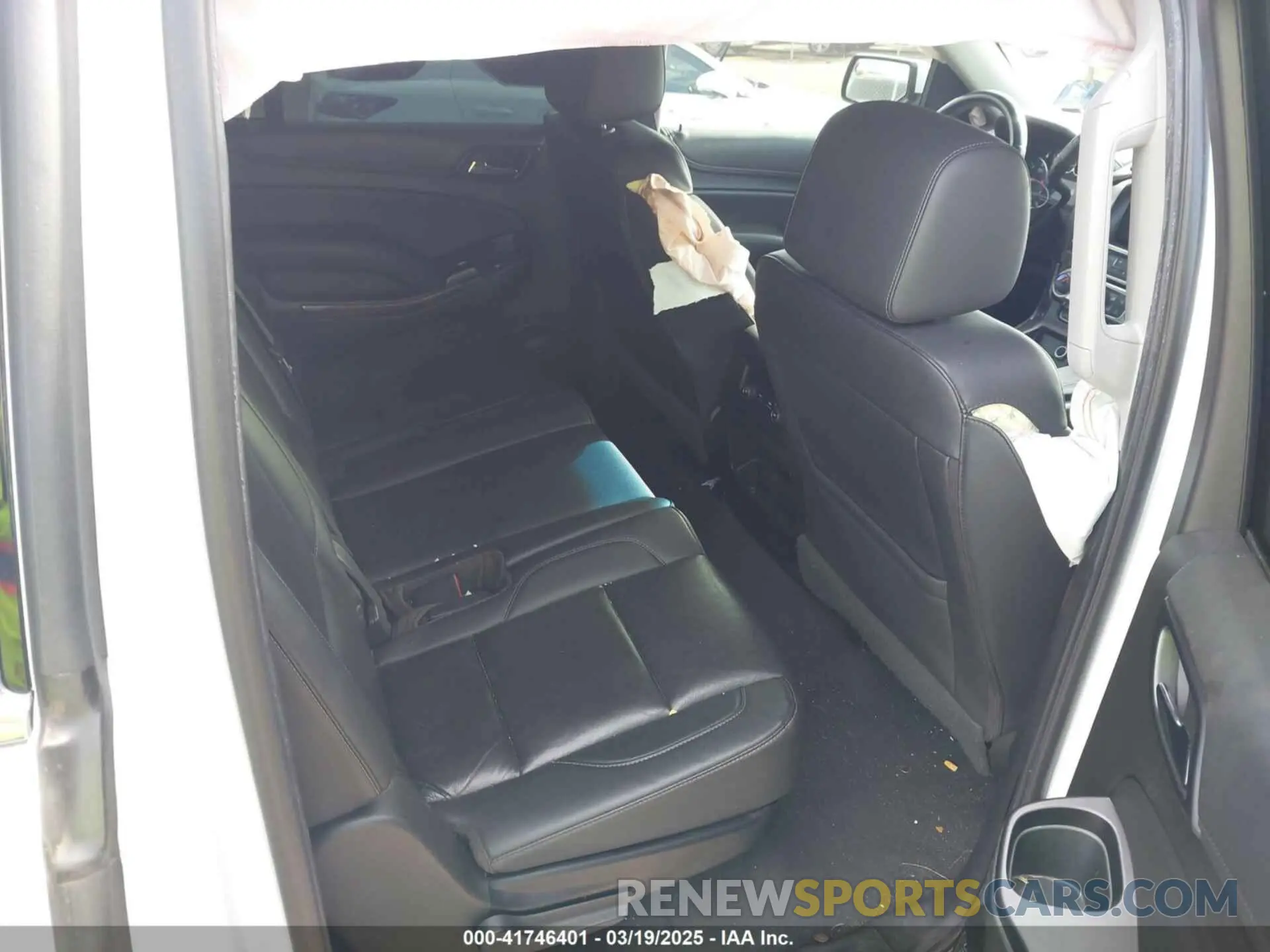 8 Photograph of a damaged car 1GNSCHKC8KR186222 CHEVROLET SUBURBAN 2019