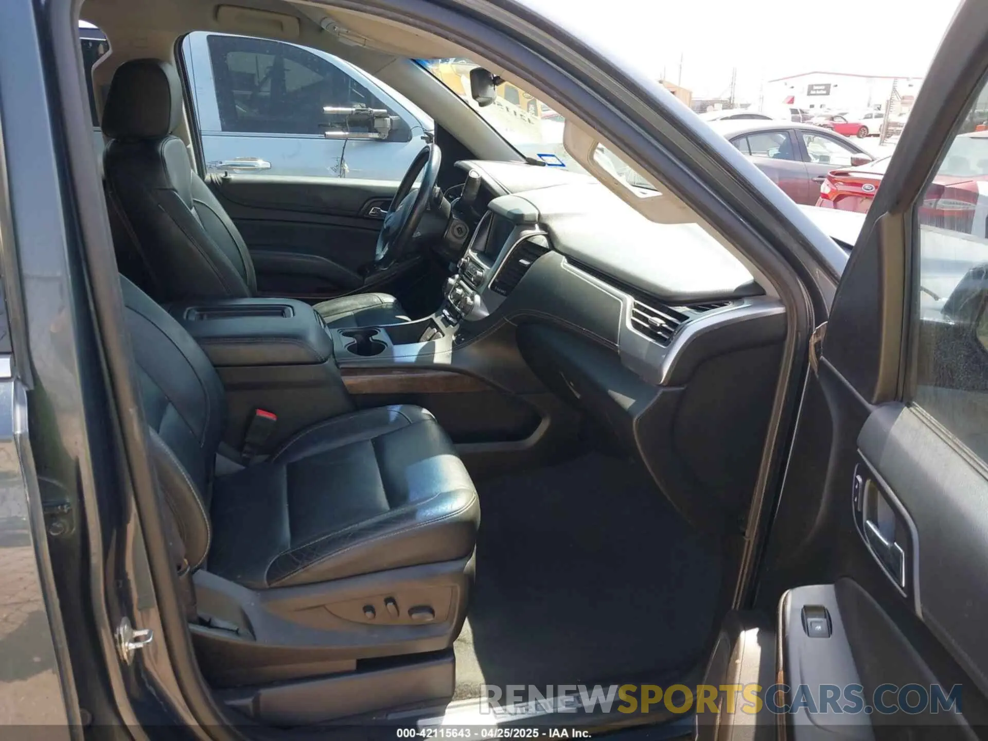 5 Photograph of a damaged car 1GNSCHKC8KR380930 CHEVROLET SUBURBAN 2019