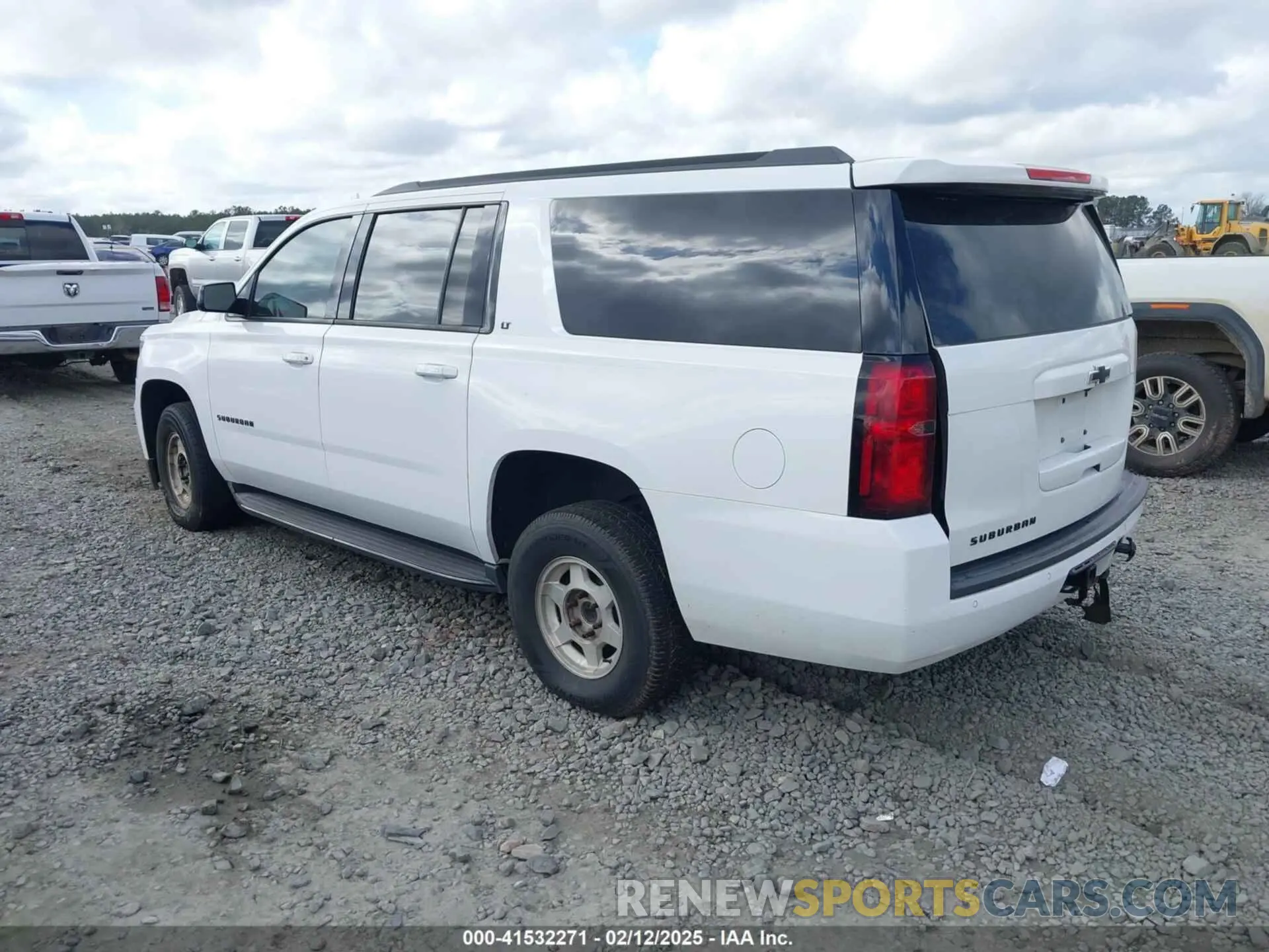 3 Photograph of a damaged car 1GNSCHKC8KR405969 CHEVROLET SUBURBAN 2019