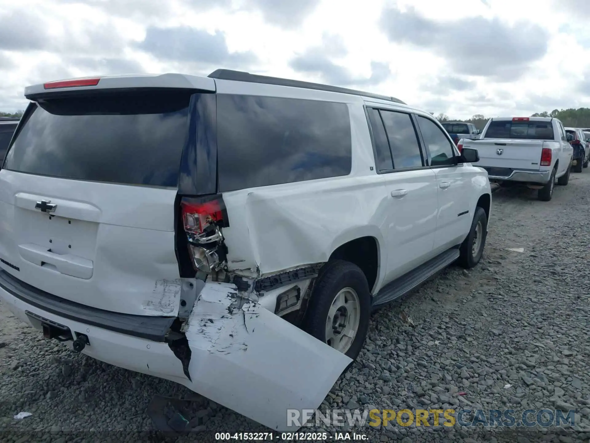 6 Photograph of a damaged car 1GNSCHKC8KR405969 CHEVROLET SUBURBAN 2019