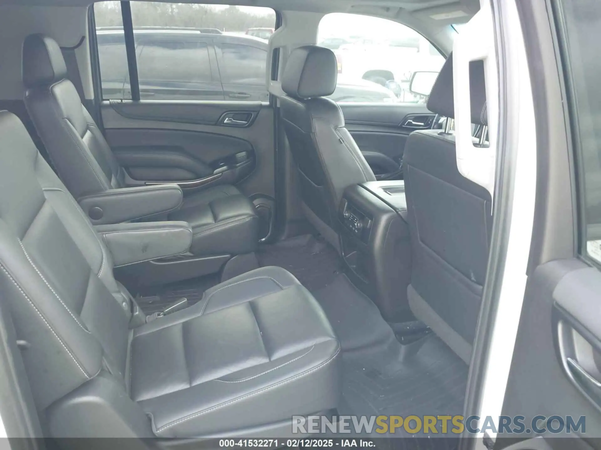 8 Photograph of a damaged car 1GNSCHKC8KR405969 CHEVROLET SUBURBAN 2019