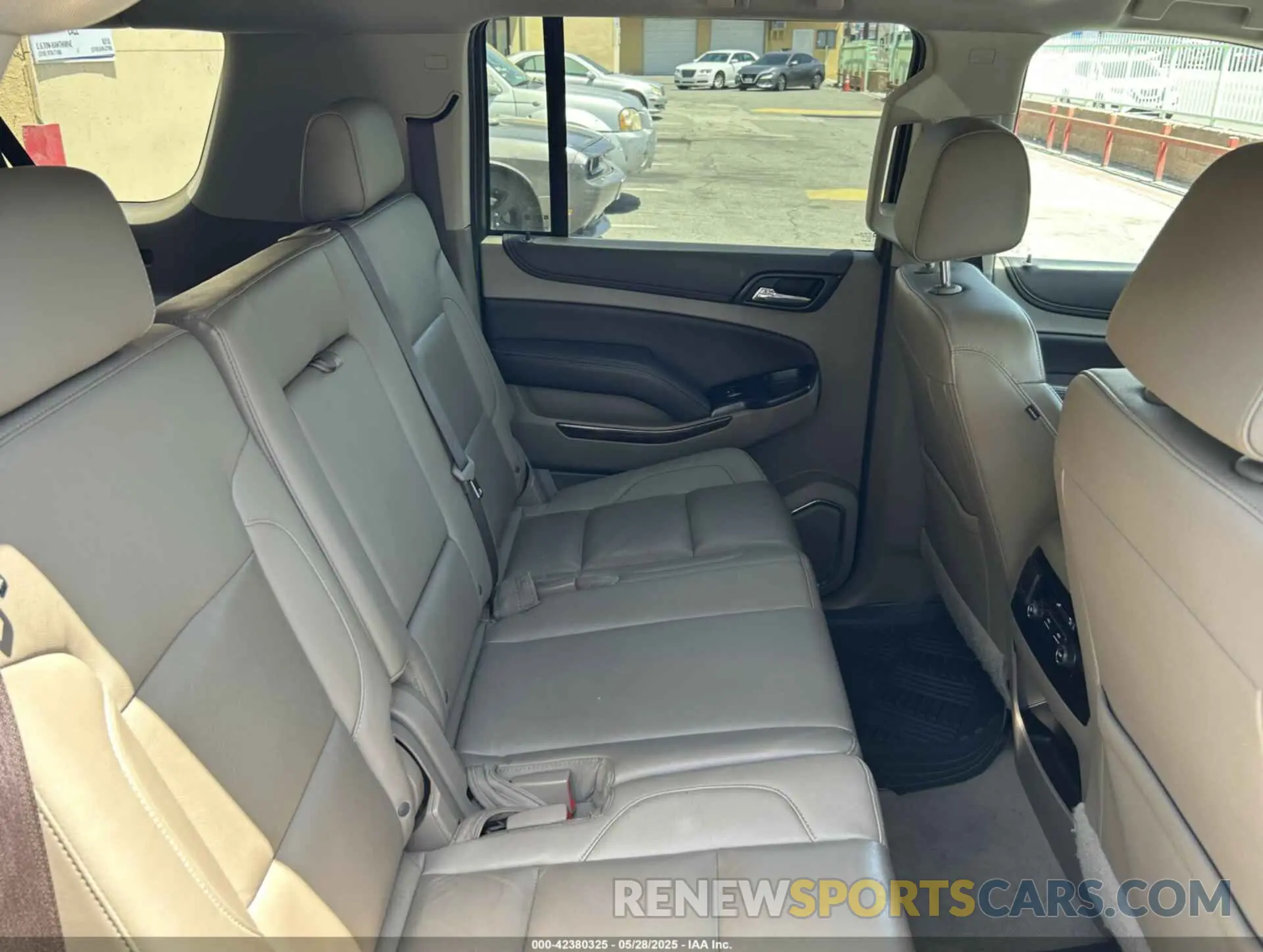 3 Photograph of a damaged car 1GNSCHKC8KR408158 CHEVROLET SUBURBAN 2019