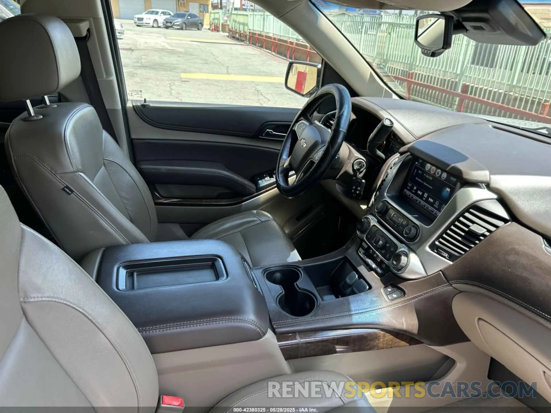 4 Photograph of a damaged car 1GNSCHKC8KR408158 CHEVROLET SUBURBAN 2019