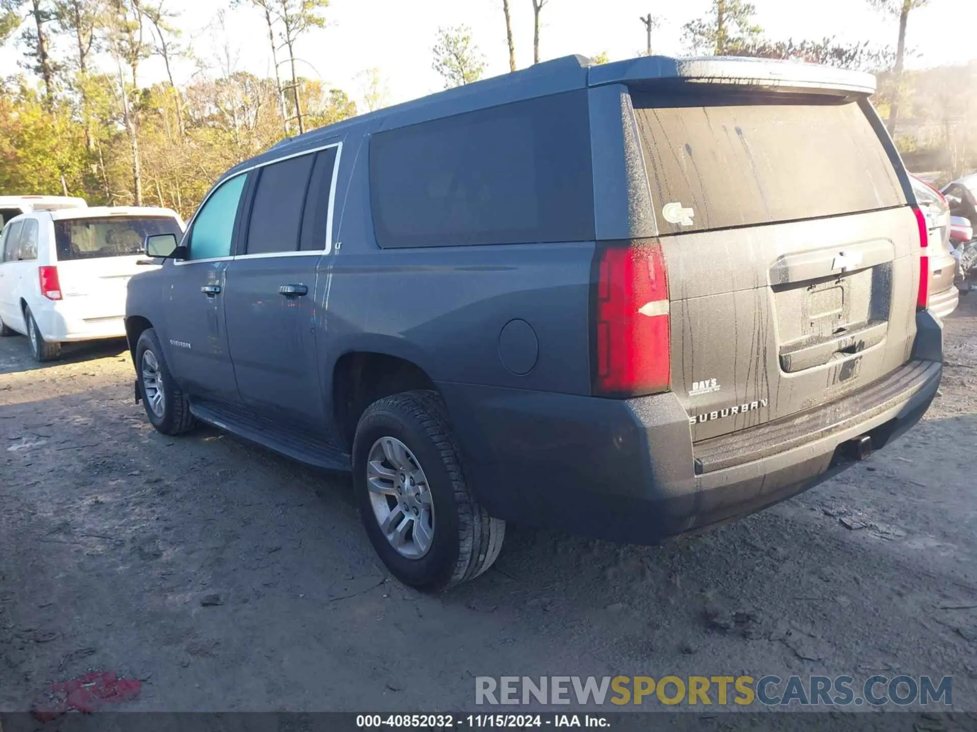 3 Photograph of a damaged car 1GNSCHKC9KR327072 CHEVROLET SUBURBAN 2019